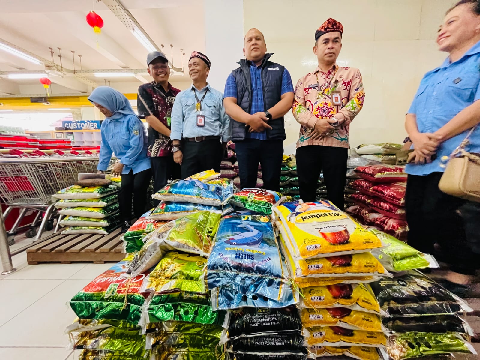 SIDAK BERAS: Satgas Pangan Kaltara perketat pengawasan distribusi bahan pokok, khususnya beras. (FAISAL/HRK)