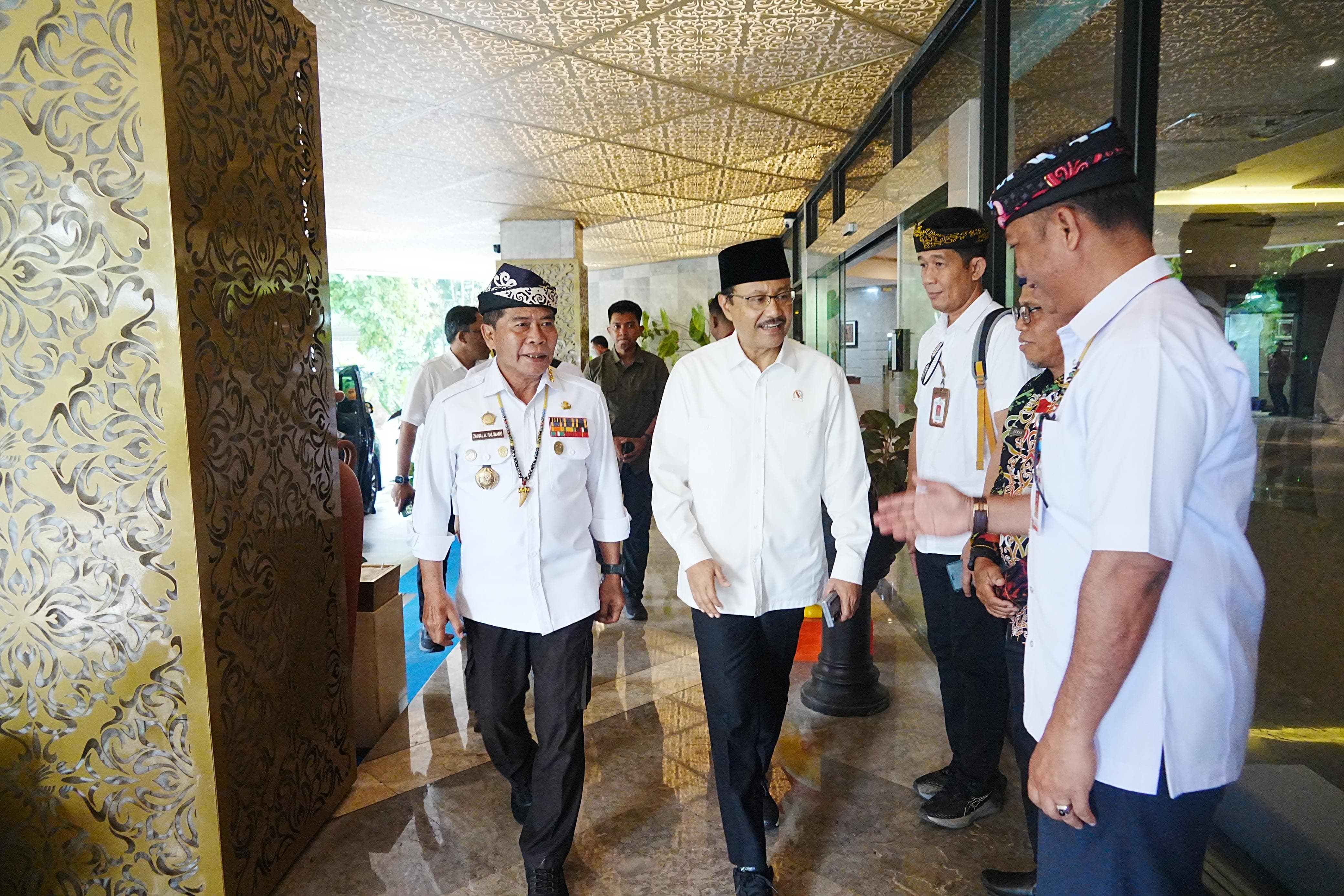 PERJUANGKAN PROGRAM: Gubernur Kaltara Zainal A. Paliwang, saat bertemu Mensos RI Saifullah Yusuf. (DKISP KALTARA)