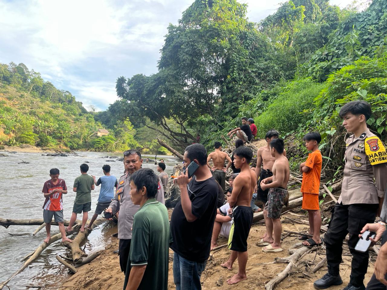 PENCARIAN KORBAN: Proses pencarian korban yang berenang di Sungai Giram Pendek, Sekatak, Rabu (4/2) sore lalu. (POLRESTA BULUNGAN UNTUK HRK)