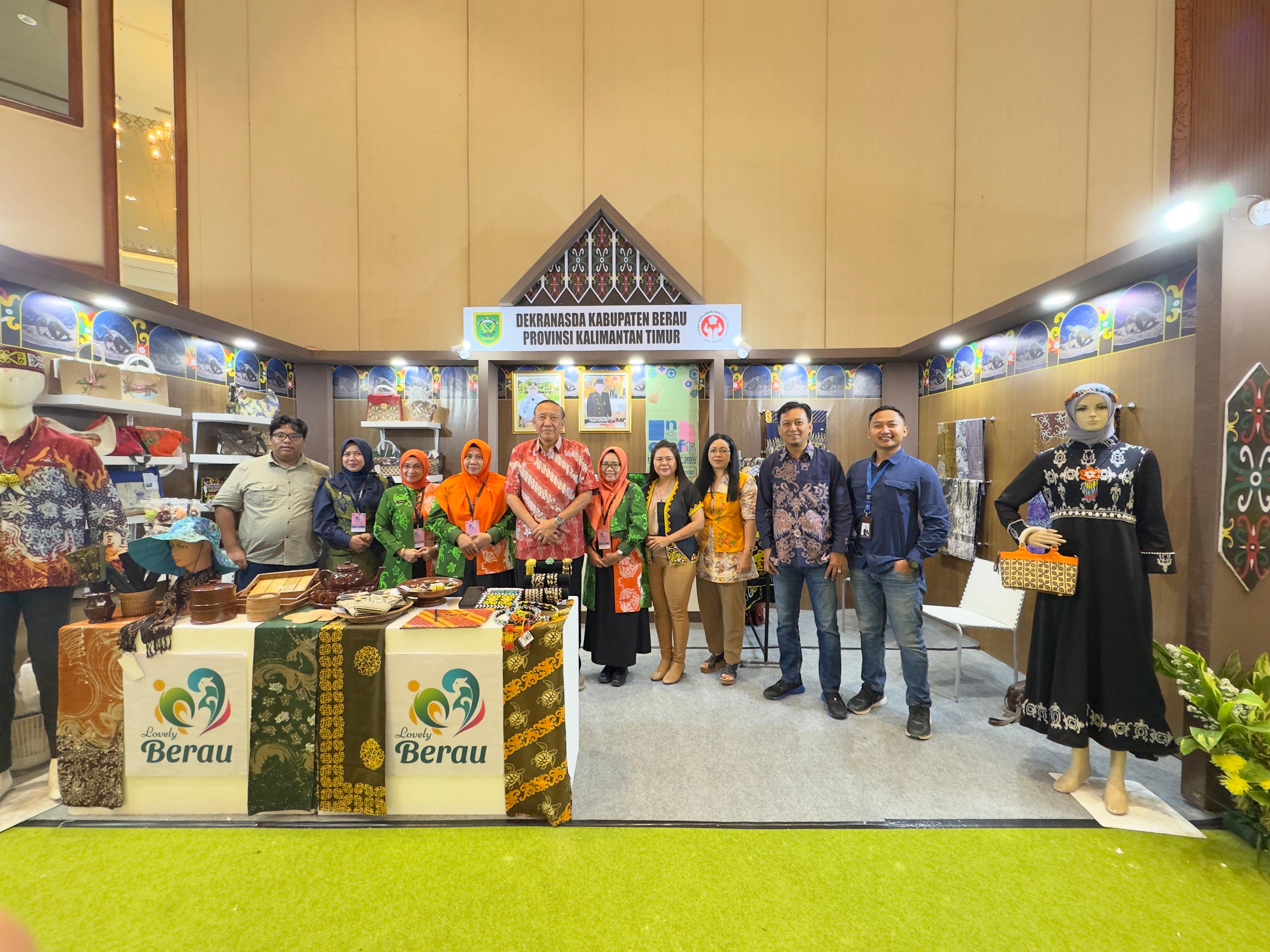 KRIYA LOKAL: Dekranasda Berau memamerkan ragam produk kriya lokal, seperti kerajinan manik-manik, set teko kayu ulin, gelang anyaman dan tas rotan, hingga motif batik Berau pada pameran Inacraft 2026