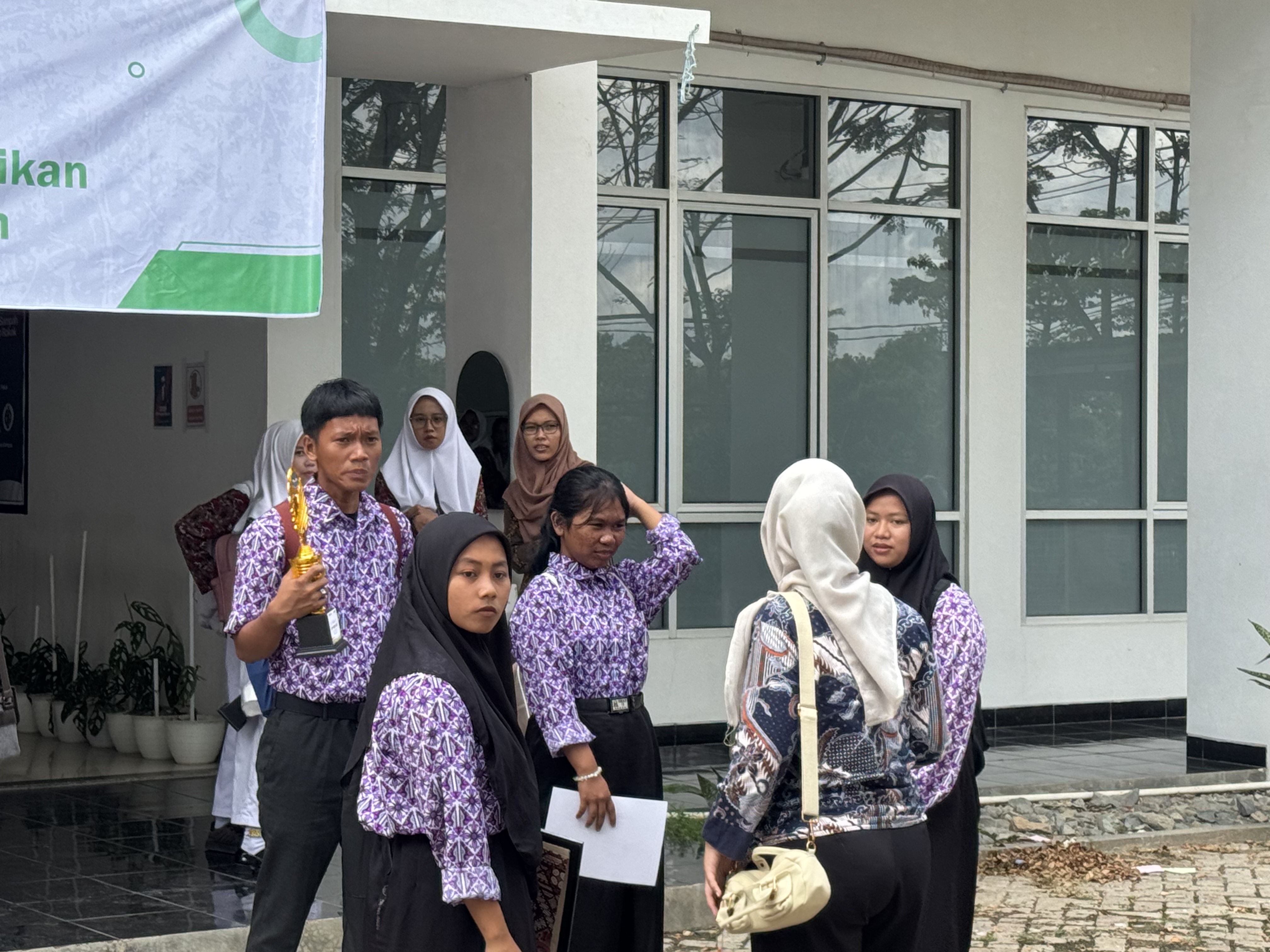 LUSTRASI: Legislatif ingin memastikan pendataan siswa penerima Program Gratispol Seragam Sekolah bisa tepat sasaran. (SENO/BP)