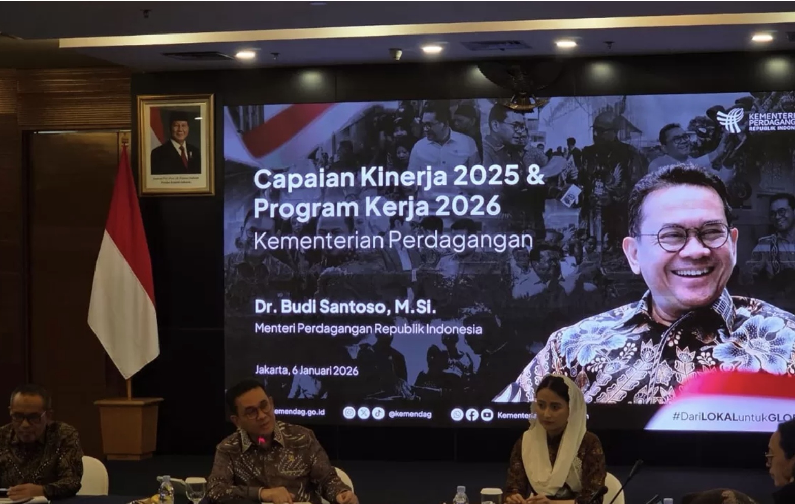 Kemendag catat transaksi program belanja nasional 2025 tembus Rp 393,78 triliun. Lihat dampak terhadap UMKM dan pasar dalam negeri. (Nurul Fitriana/JawaPos.com)