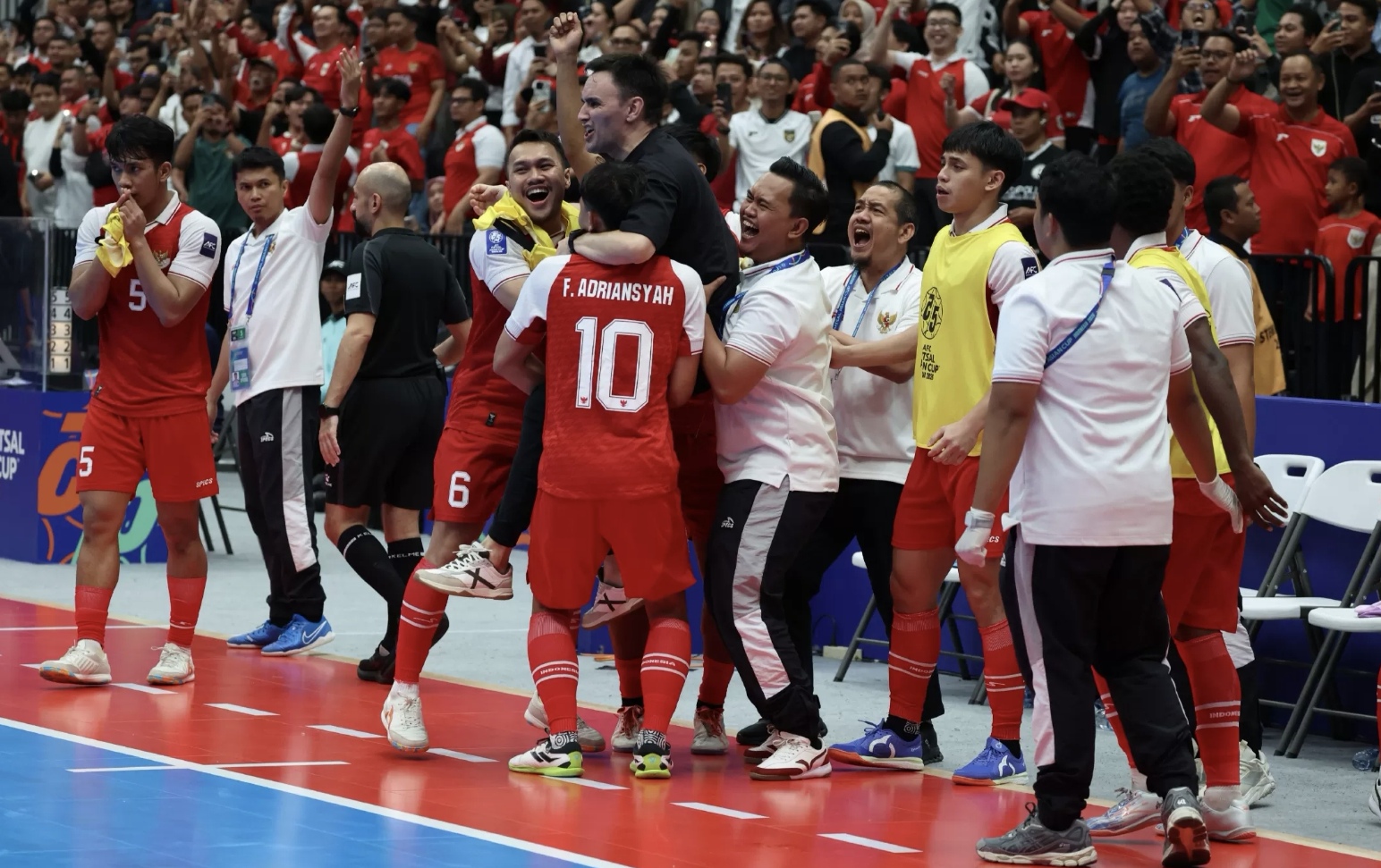 Selebrasi para pemain timnas Futsal Indonesia usai kalahkan Jepang di semifinal AFC Futsal Asian Cup 2026 di Indonesia Arena, Senayan, Jakarta, Kamis (5/2/2026). (Dery Ridwansah/ JawaPos.com)