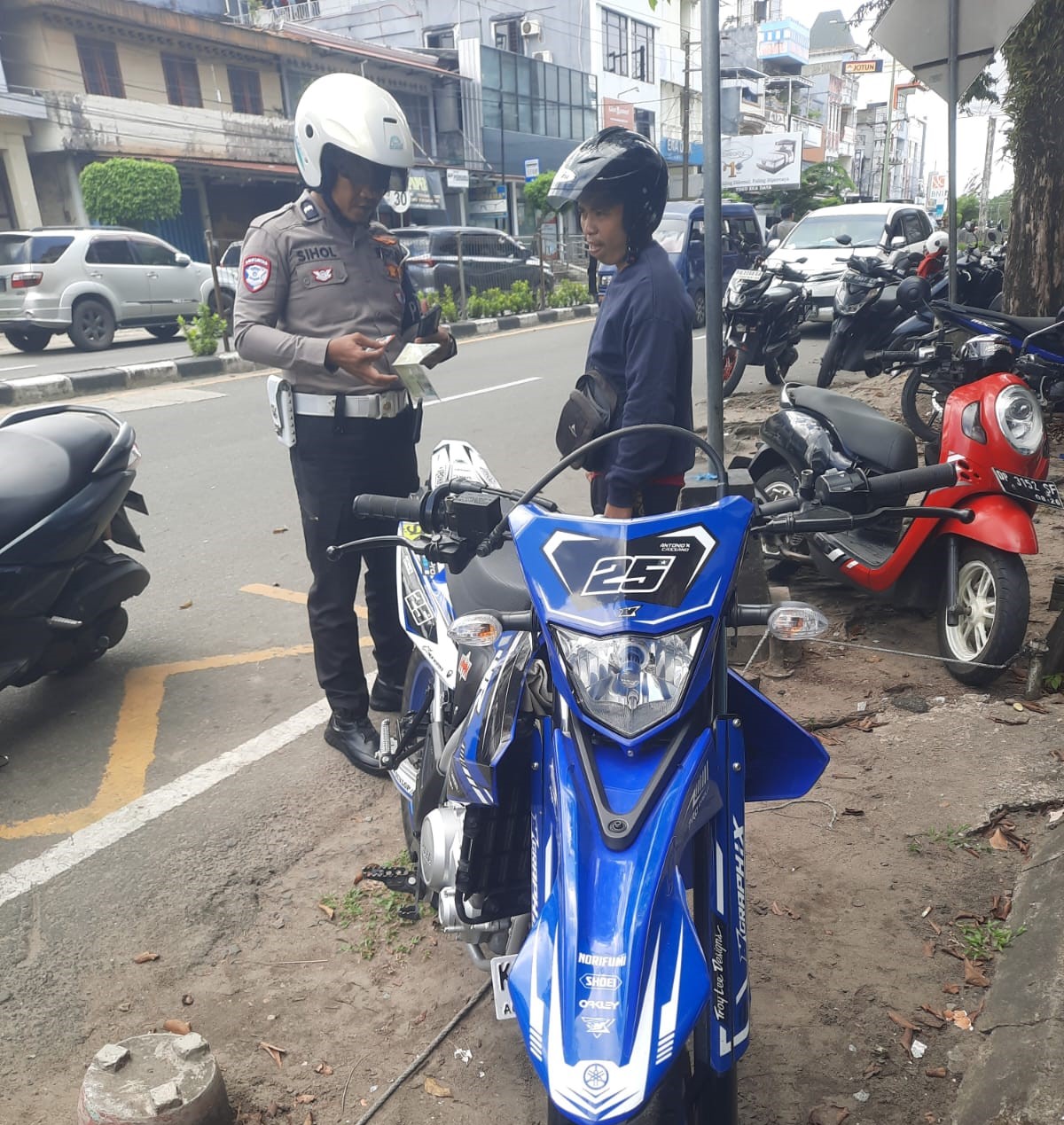 PENINDAKAN: Polisi menilang pengendara yang menggunakan knalpot brong. (POLRES TARAKAN UNTUK HRK)