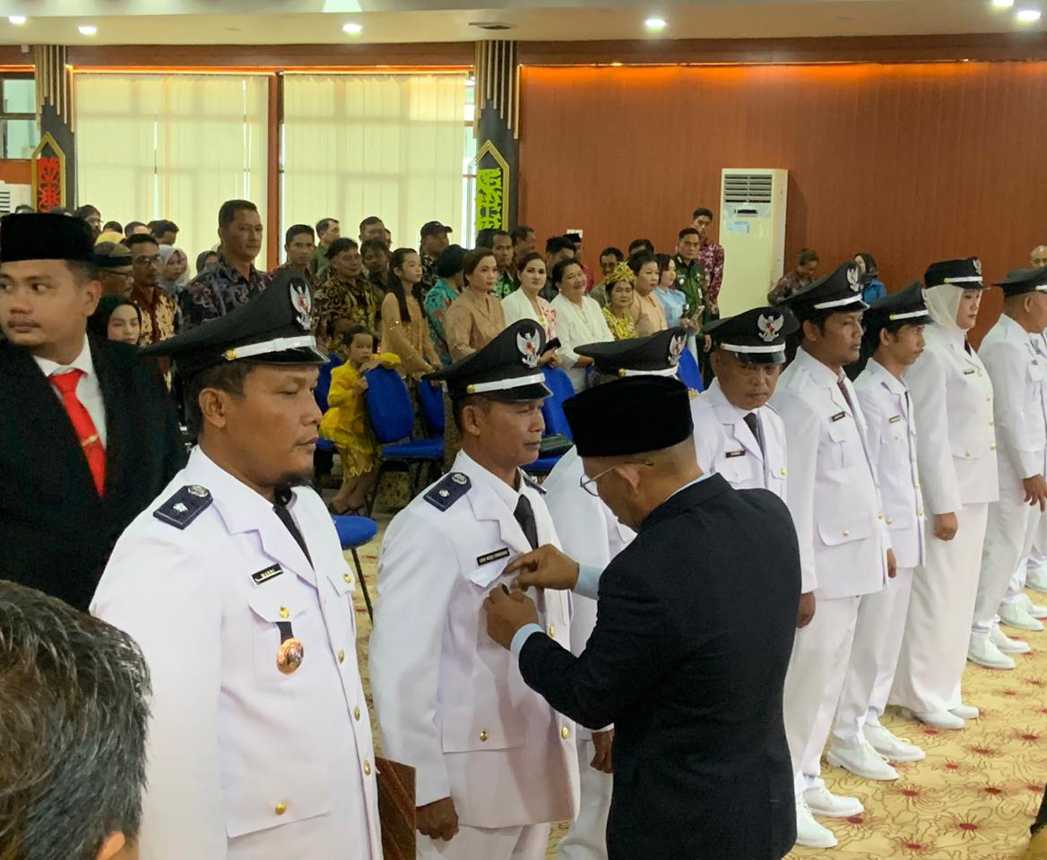LANTIK KADES: Bupati Bulungan Syarwani saat melantik 13 Kepala Desa hasil Pilkades serentak 2025. (PEMKAB BULUNGAN)