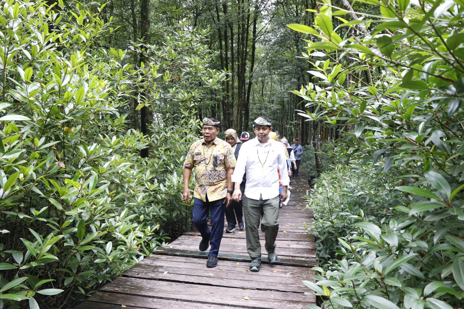KUNJUNGI KKMB. Menhut RI Raja Juli Antoni kunjungi KKMB didampingi Gubernur Kaltara Zainal Arifin Paliwang, Jumat (6/2). (SEPTIAN ASMADI/HRK)