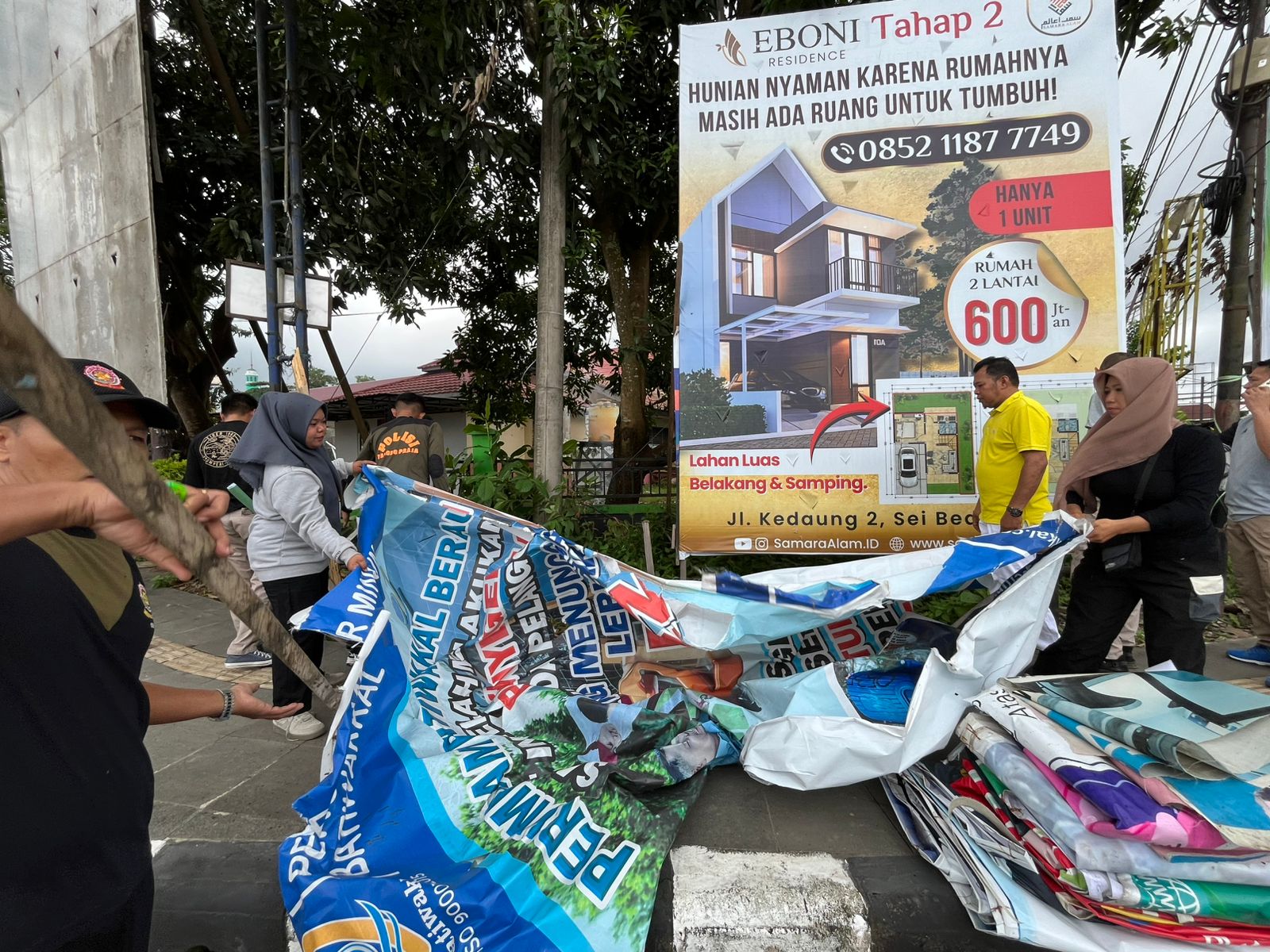 DITERTIBKAN: Satpol PP Berau gerak cepat menertibkan sejumlah baliho yang dinilai mengganggu keindahan kota. (SATPOL PP UNTUK BERAU POST)