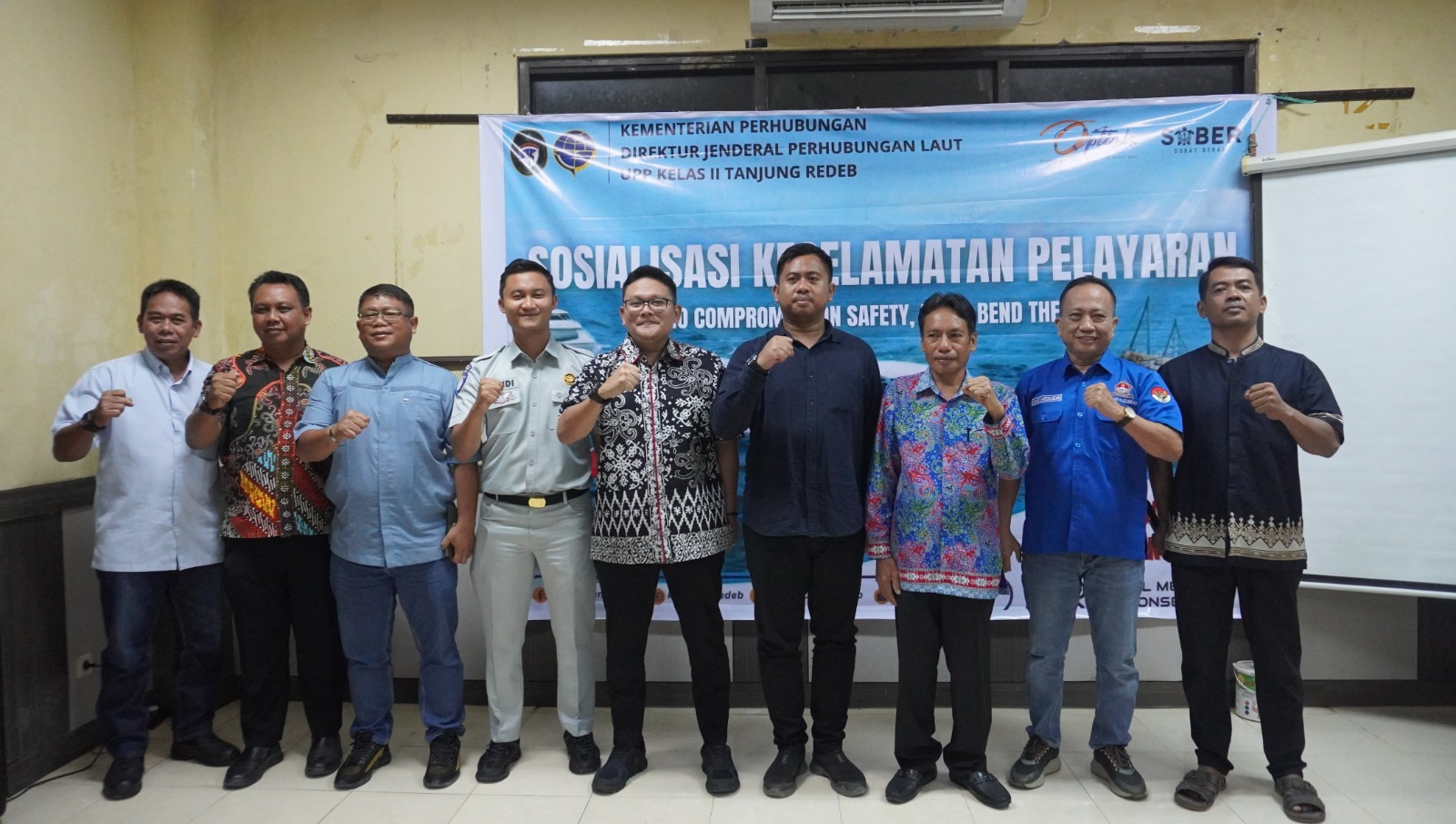 FOTO BERSAMA: usai kegiatan Sosialisasi Keselamatan dan Keamanan Pelayaran Serta Gerai Pas Kecil, peserta berfoto bersama. (DAYAT/BP)