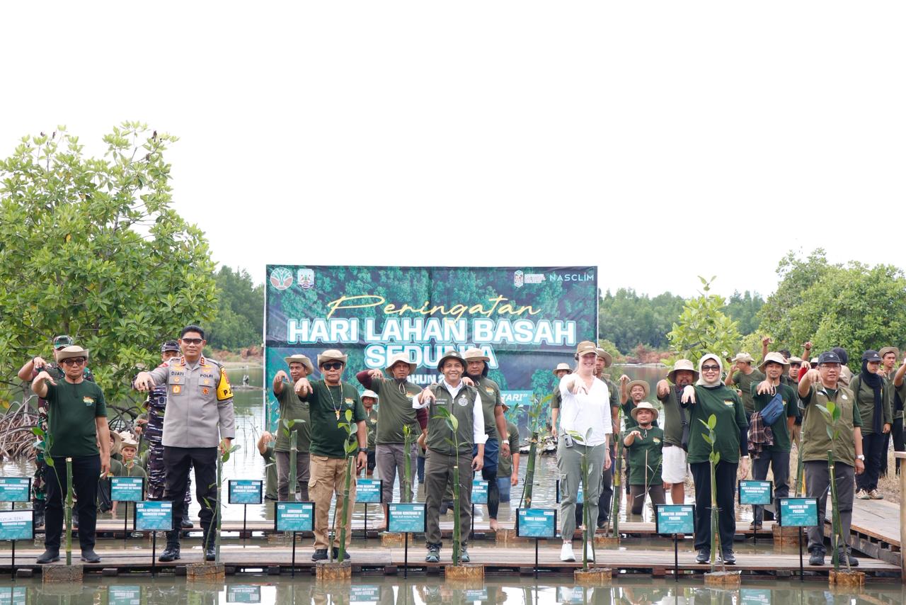 PENANAMAN MANGROVE: Gubernur Kaltara Zainal A. Paliwang bersama Menhut RI Raja Juli Antoni lakukan penanaman pohon mangrove di Desa Liagu, Sekatak, Kabupaten Bulungan, Sabtu (7/2) lalu. (DKISP)