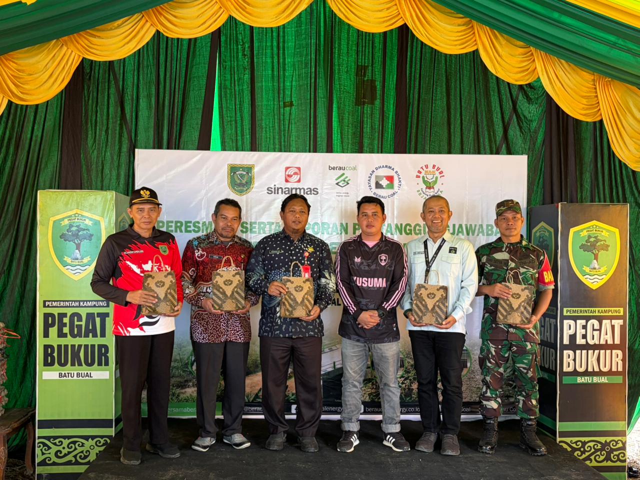 DIRESMIKAN: Bantuan infrastruktur jembatan usaha tani di Kampung Pegat Bukur yang didukung PT Berau Coal resmi dibuka dan dapat digunakan oleh masyarakat. (IZZA/BP)