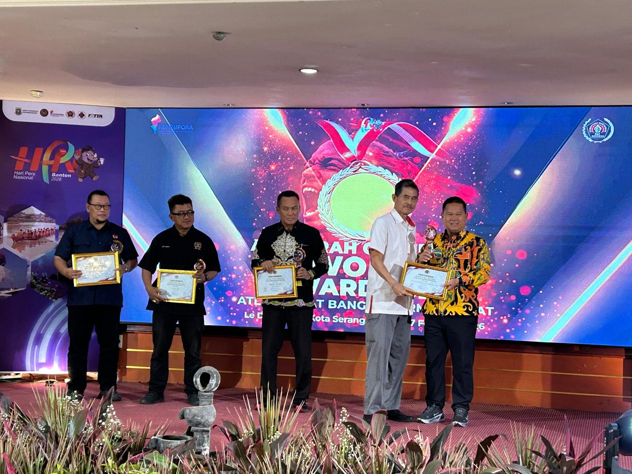 RAIH PENGHARGAAN: Ketua KONI Malinau Ernes Silvanus menerima Penghargaan KONI Terdinamis dari SIWO PWI pusat dalam ajang SIWO Awards 2025, Sabtu (7/2) malam. (SEPTIAN ASMADI/HRK)