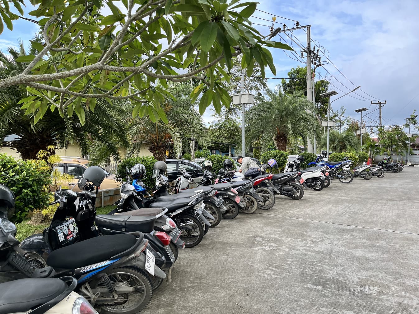 PENGAWASAN: Bapenda Kaltara berkolaborasi dengan Ditlantas Polda Kaltara untuk melakukan pendataan terhadap kendaraan pelat luar Kaltara. (FAISAL/HRK)