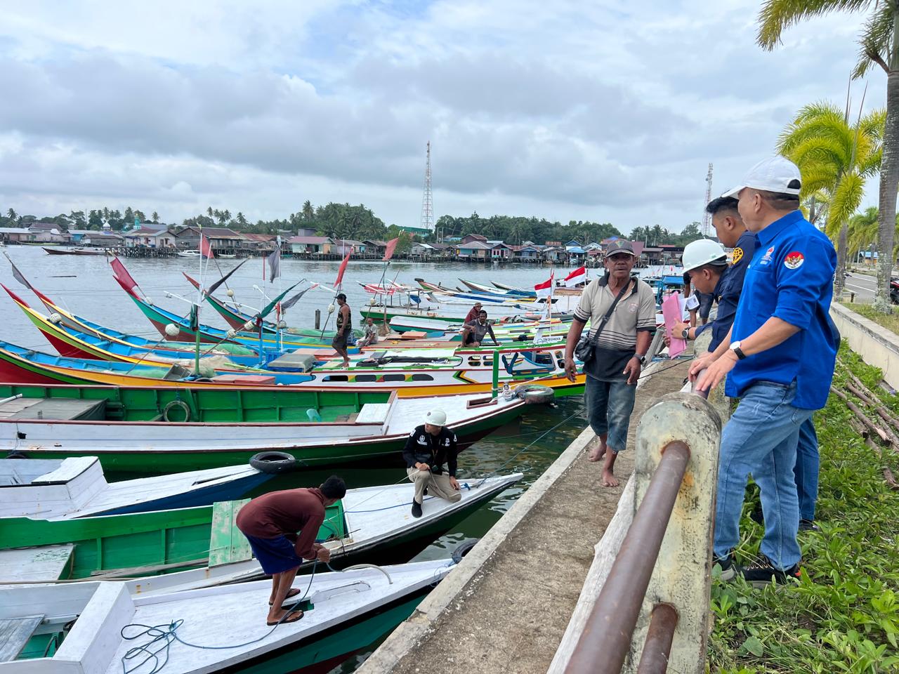 PANTAU: Ketua HNSI Berau, Suryadi Marzuki (kemeja biru) ikut memantau proses pengukuran kapal nelayan di Dermaga Tanjung Batu, Kecamatan Pulau Derawan. (BERAU POST)