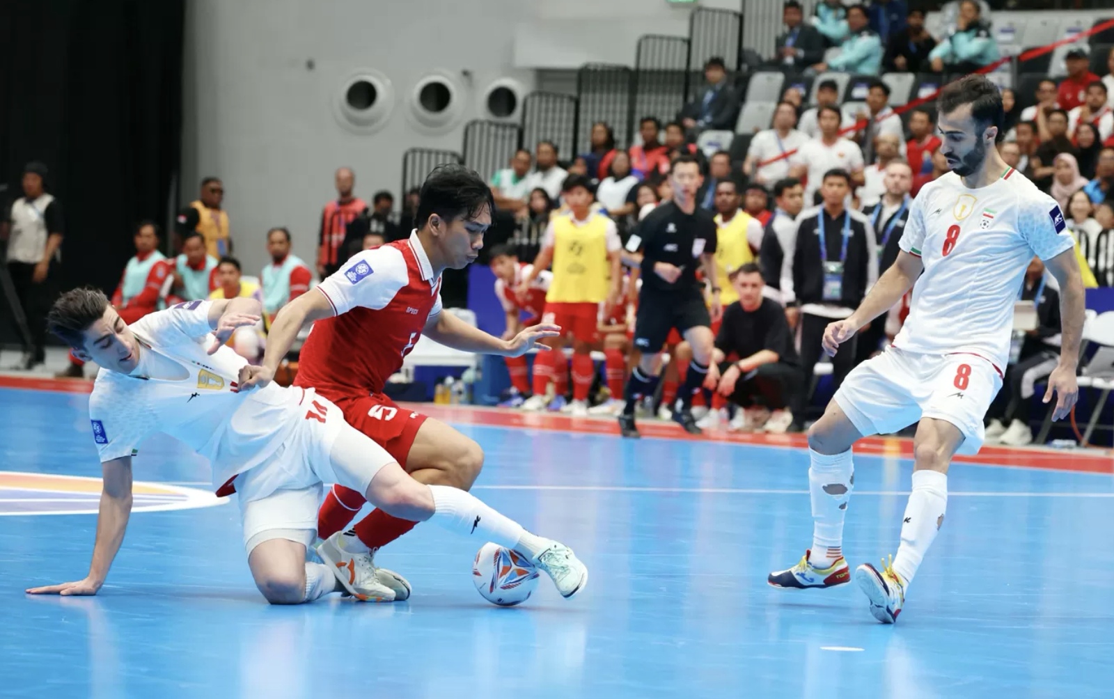 Pemain timnas Futsal Indonesia Israr Megantara saat pertandingan melawan Iran di final AFC Futsal Asian Cup 2026 di Indonesia Arena, Senayan, Jakarta, Sabtu (7/2/2026). (Dery Ridwansah/ JawaPos.com)