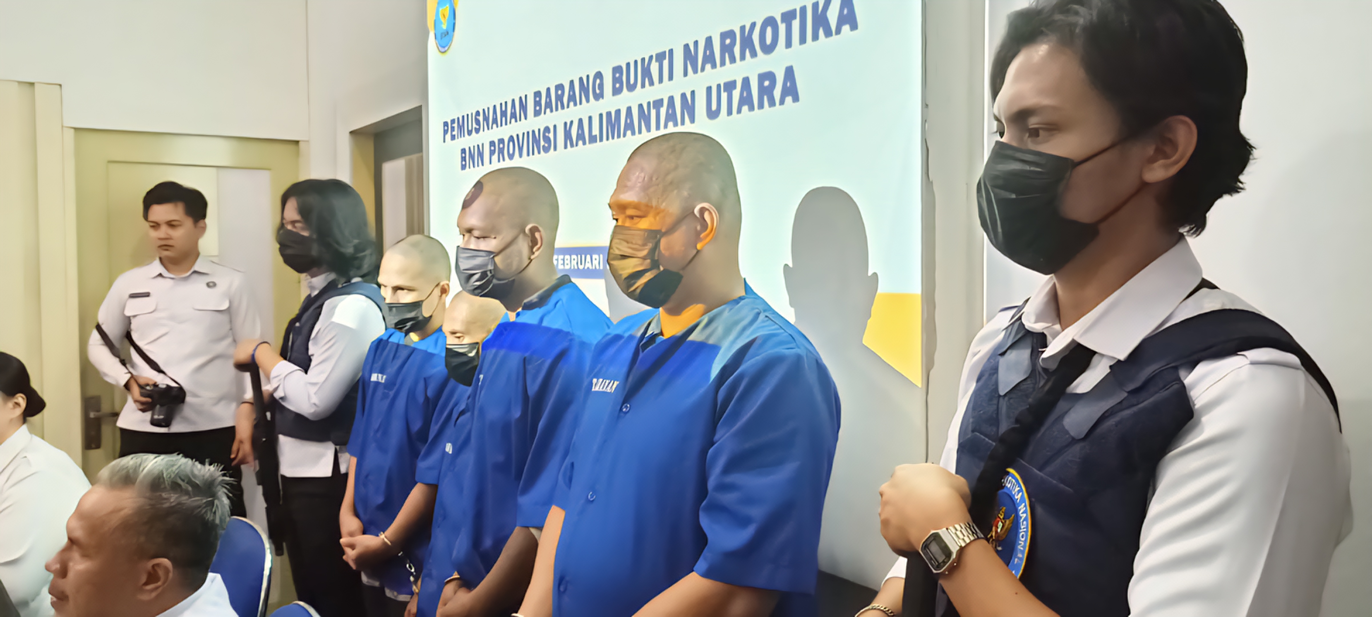 PEMUSNAHAN: Personel BNNP Kaltara musnahkan sabu dari para tersangka yang diamankan di Selumit Pantai. (SEPTIAN ASMADI/HRK)