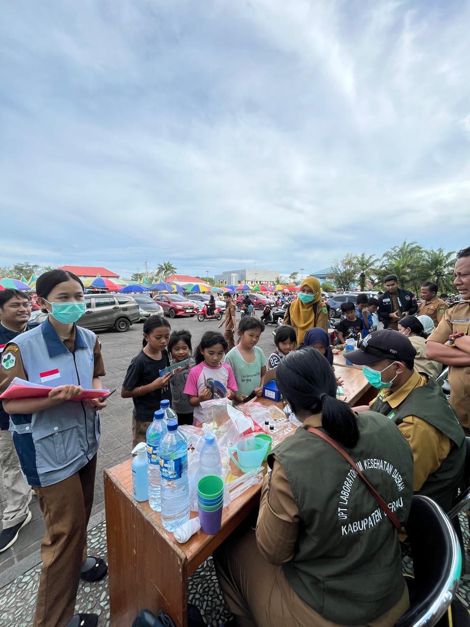 TES KEAMANAN PANGAN: Personel BBPOM Samarinda melakukan uji cepat sampel takjil di Pasar Ramadan Masjid Agung Baitul Hikmah untuk memastikan keamanan pangan selama Ramadan. (IZZA/BP)