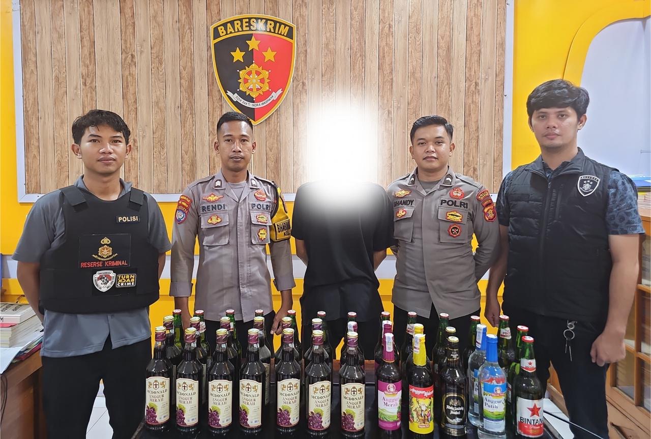 DIAMANKAN: Personel Polsek Tanjung Redeb saat mengamankan pelaku penjual minol. (ARTA KUSUMA YUNANDA/BP)