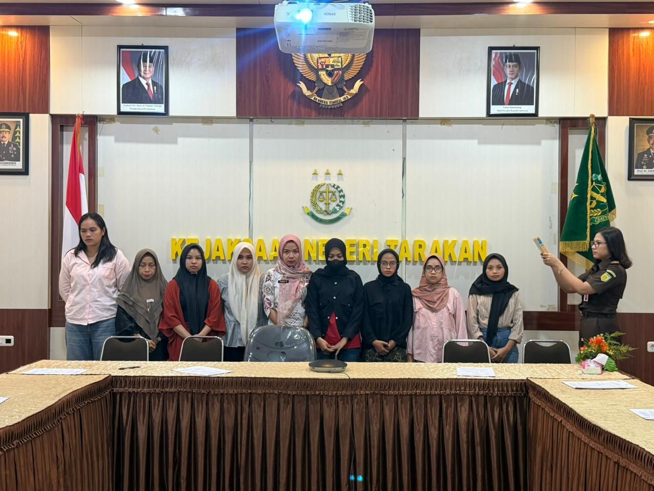 DISUMPAH: Sembilan saksi di perkara dugaan Tipikor penyimpangan KUR dilakukan sumpah sebelum dimulainya sidang. (KEJARI TARAKAN UNTUK HRK)