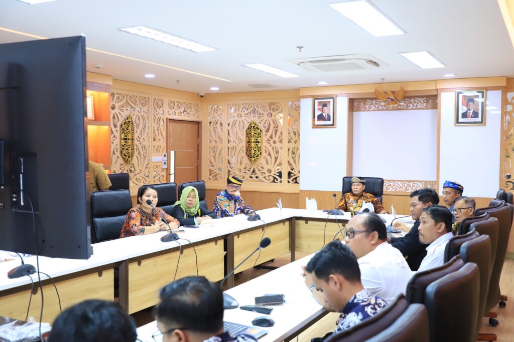 INVESTASI: PT Reksa Inti Teknologi saat mengunjungi Gubernur Kaltara Zainal A. Paliwang, agenda penawaran investasi pembangunan pabrik minyak goreng kelapa sawit di Kaltara. (DKISP KALTARA)
