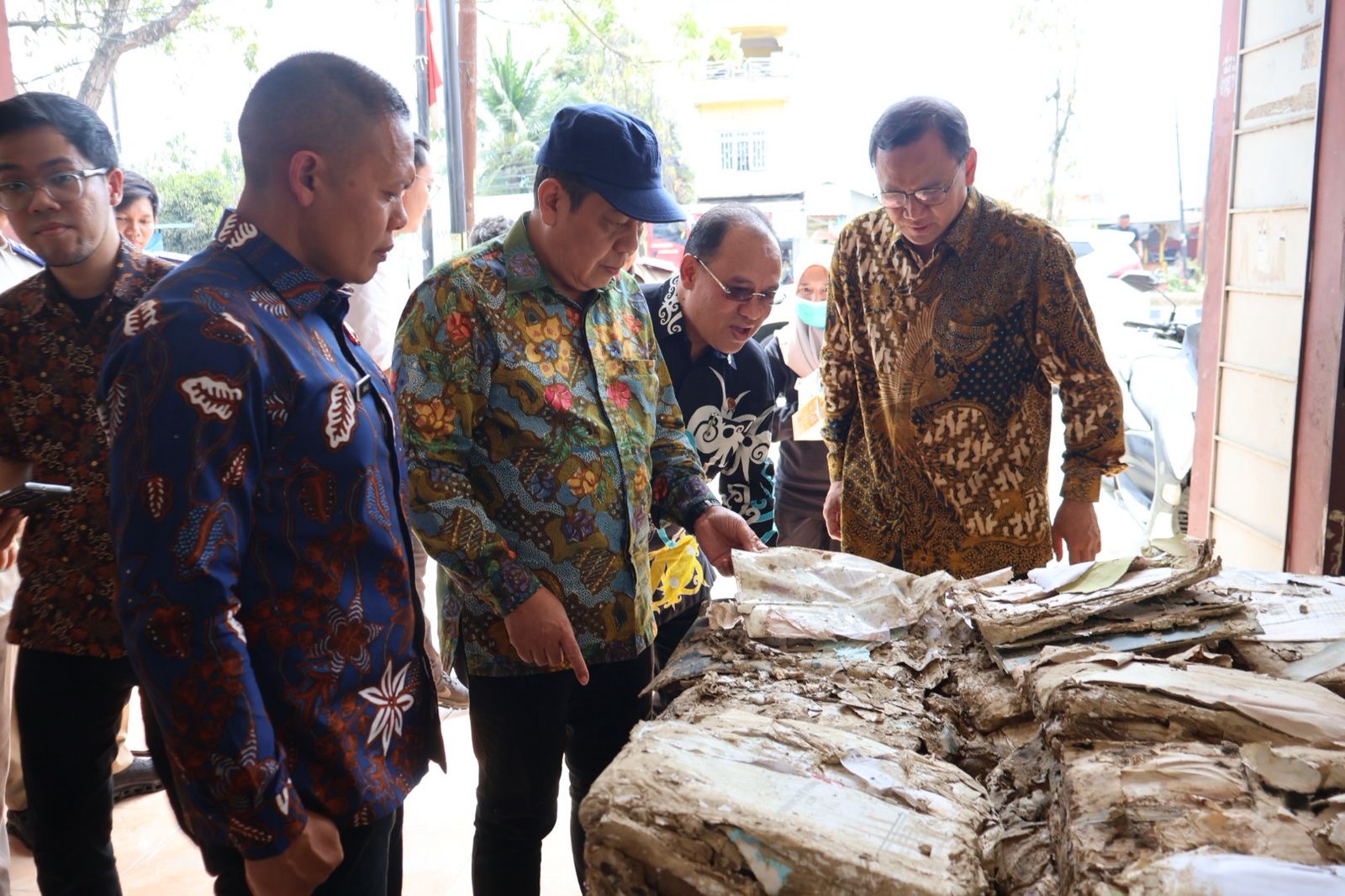 Kanwil BPN Provinsi Aceh, ANRI, dan Taruna STPN melakukan proses pengeringan serta pembersihan dokumen pertanahan yang terdampak bencana hidrometeorologi di Aceh, Senin (02/03/2026). (KEMENTERIAN ATR/