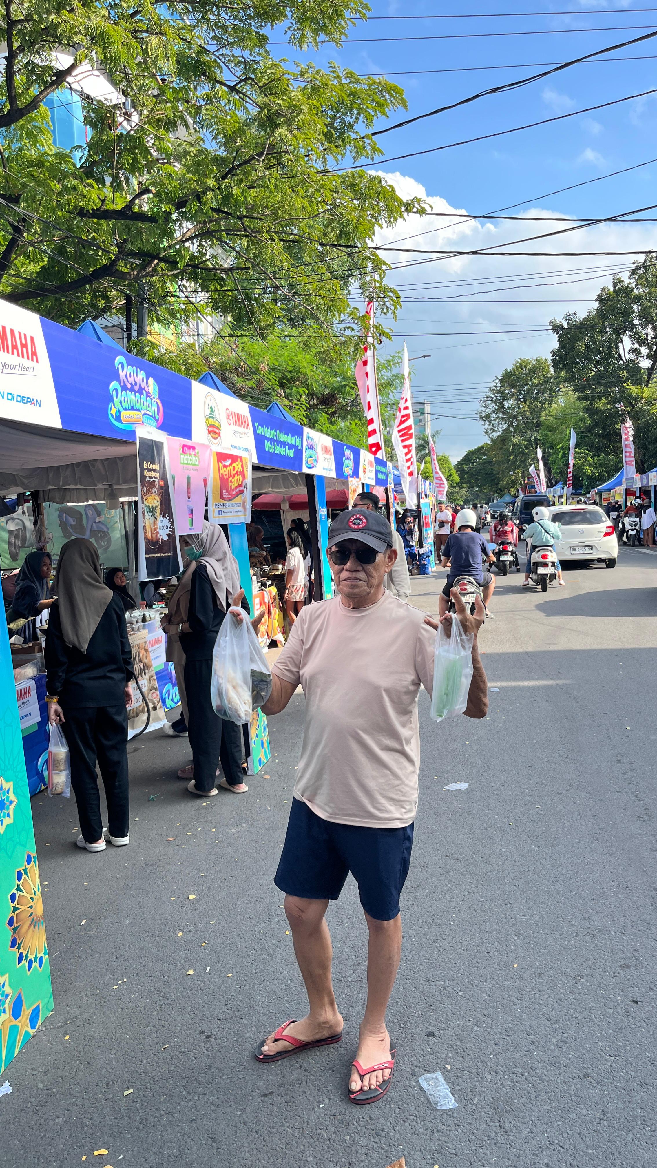 BERBURU TAKJIL: Penulis tengah berburu takjil di sepanjang Jalan Mappanyukki, Makassar. (DOK PRIBADI)