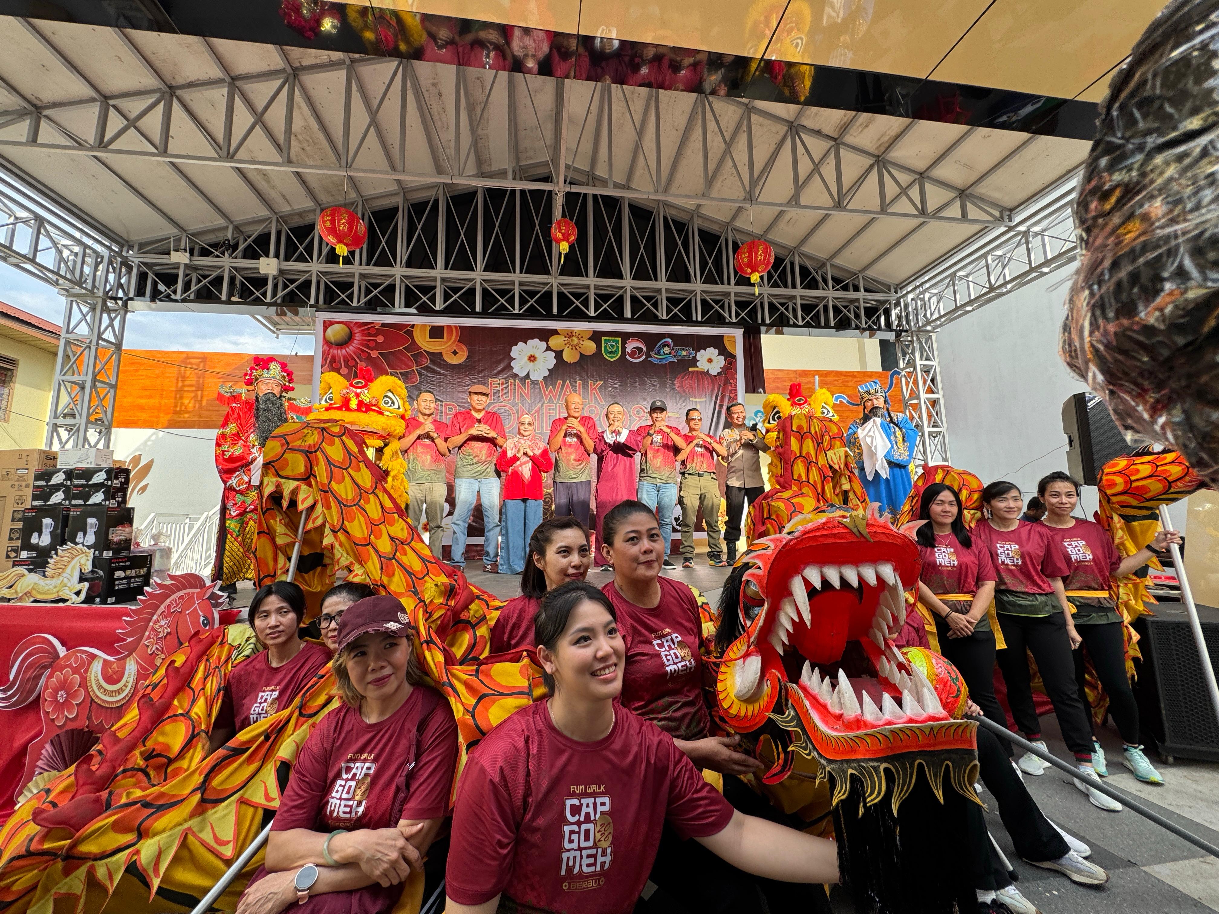 MERIAH: Pada perayaan Cap Go Meh 2026 di Berau, ratusan peserta dari beragam kalangan turut serta memeriahkan jalan santai sepanjang 3 kilometer. (SENO/BP)