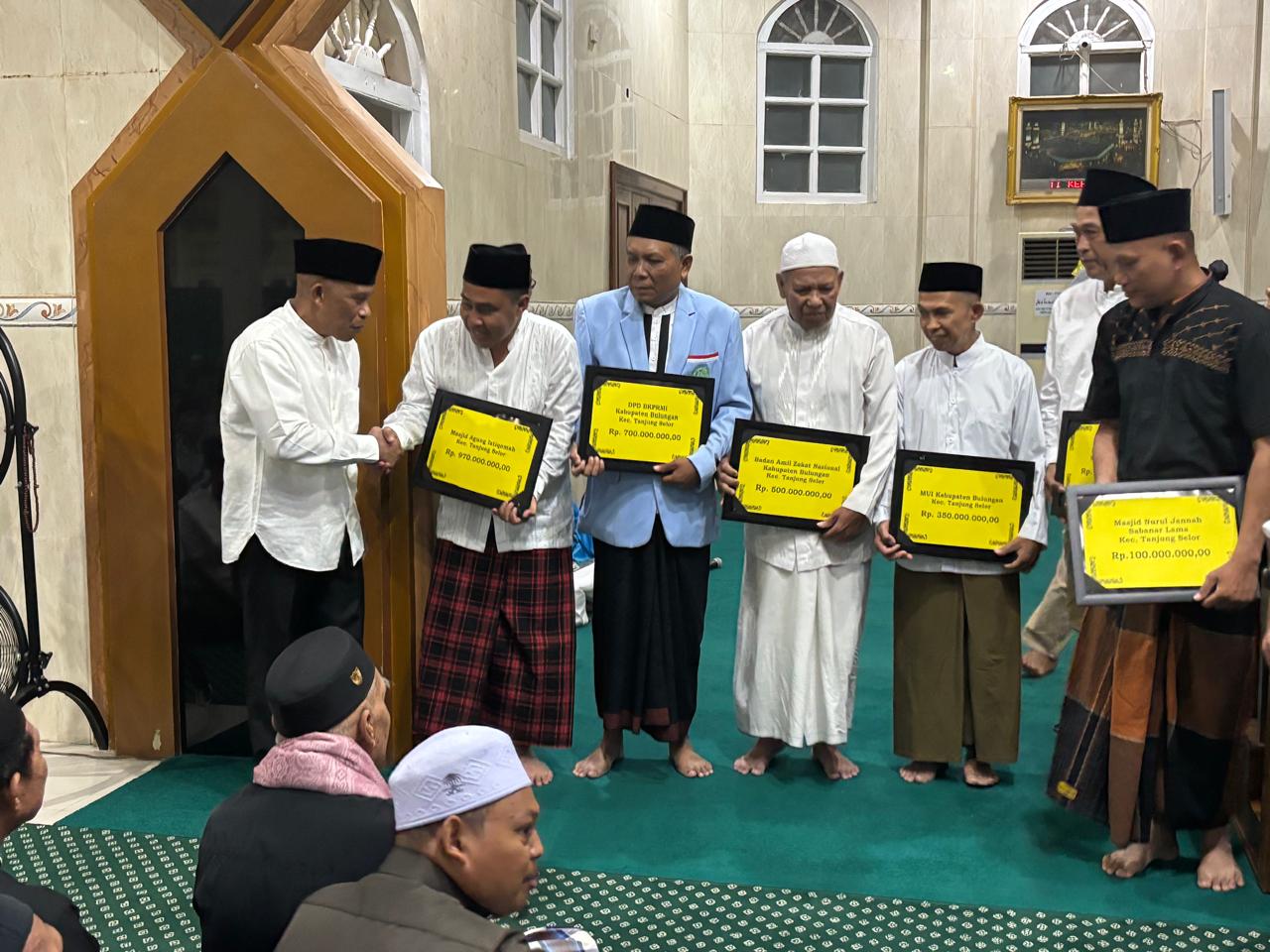 DANA HIBAH: Bupati Bulungan Syarwani menyerahkan secara simbolis bantuan dana hibah keagamaan tahun 2026. (PEMKAB BULUNGAN)