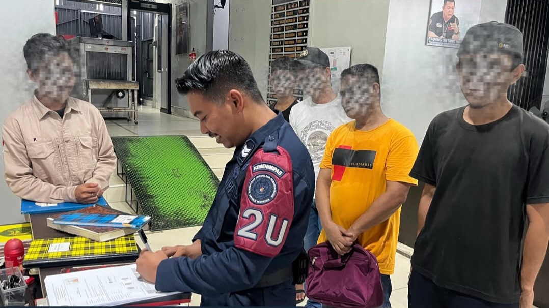 DIBERI ARAHAN: Keempat warga binaan diberi arahan sebelum menghirup udara bebas, Selasa (3/3). (LAPAS KELAS II A TARAKAN UNTUK HRK)