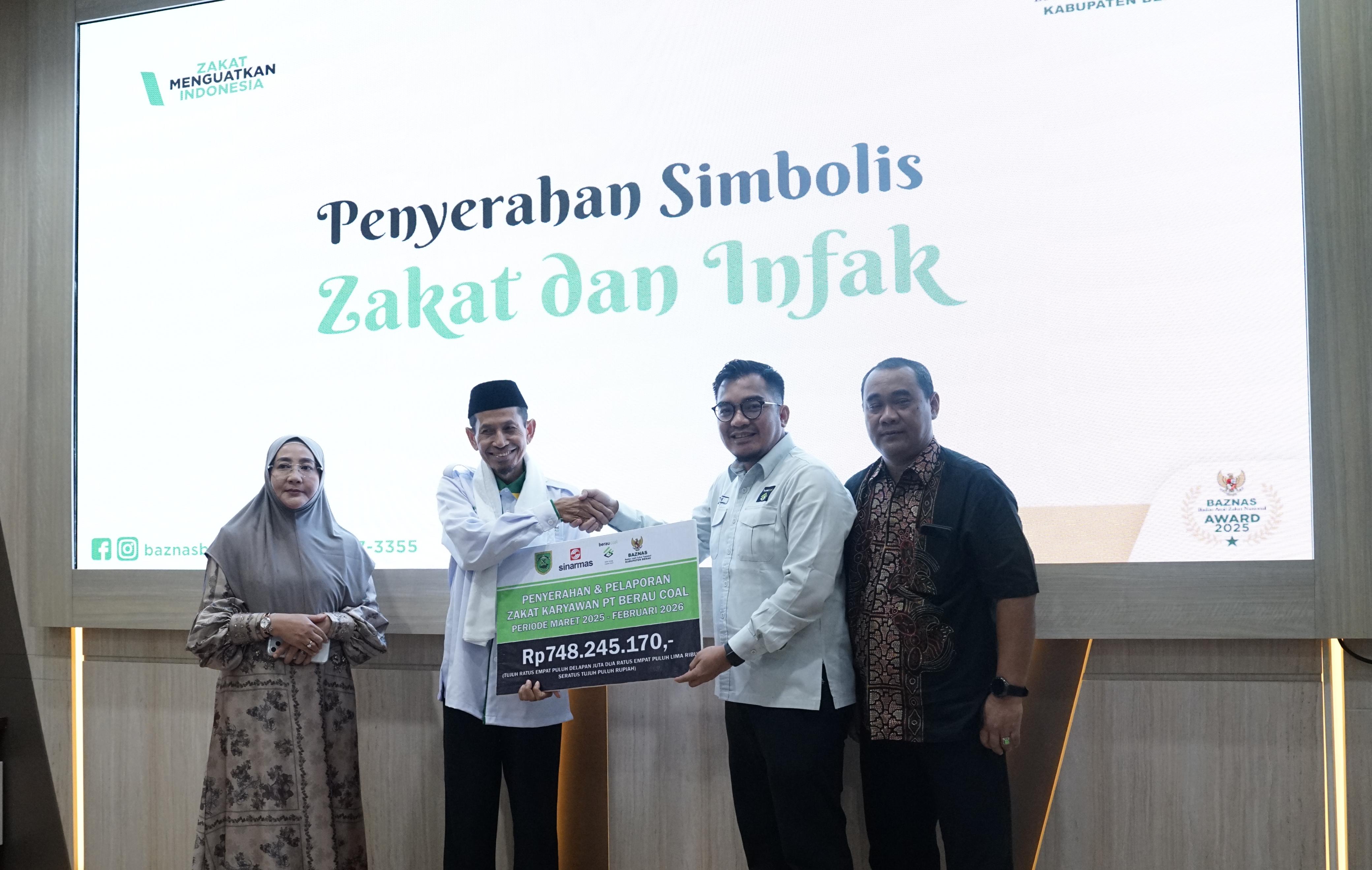 SERAHKAN ZAKAT: PT Berau Coal menyerahkan Zakat, Infaq, dan Sedekah (ZIS) perusahaan dan zakat karyawan kepada Ketua Baznas Berau, M Ghazali, secara simbolis di Balai Mufakat, Senin (2/3).  (IZZA/BP)