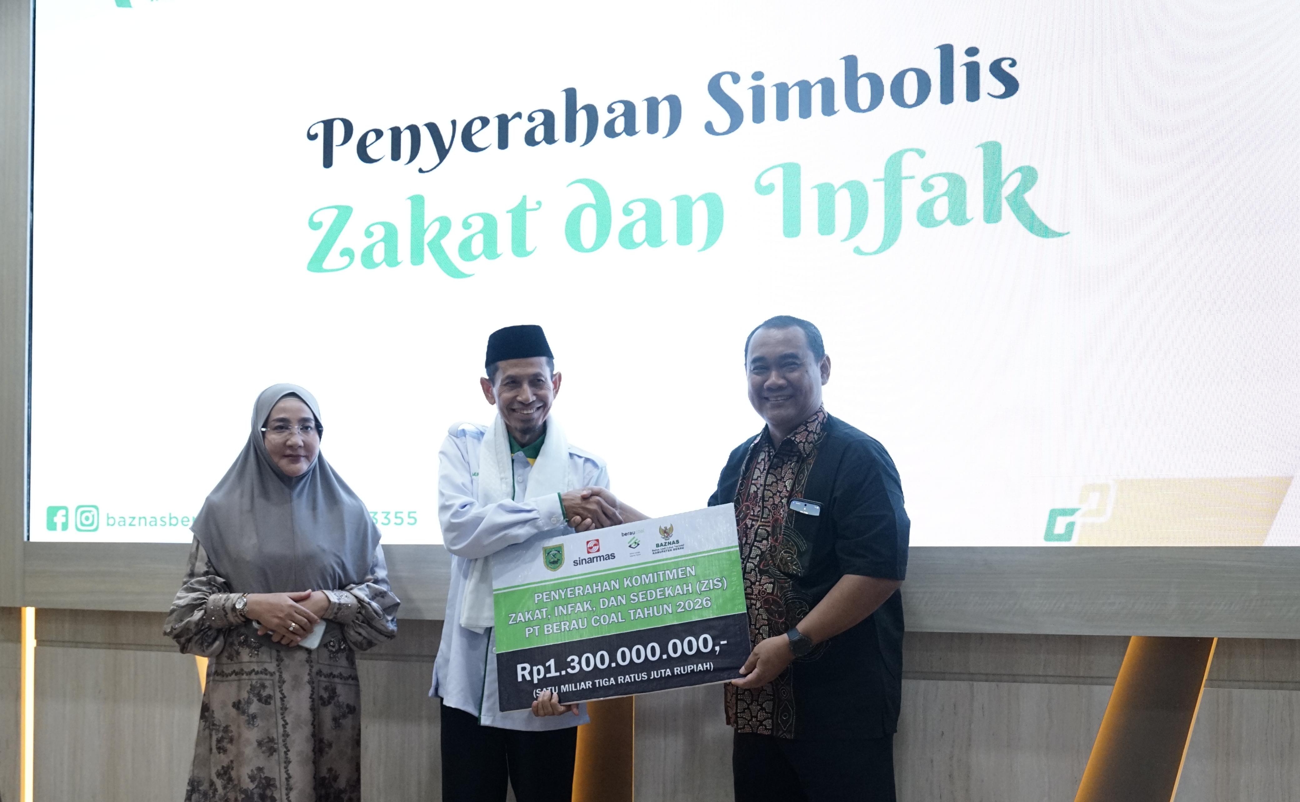 KOMITMEN: PT Berau Coal secara konsisten menyalurkan zakat korporat dan karyawan melalui Baznas Berau untuk mendukung pemberdayaan masyarakat. (IZZA/BP)