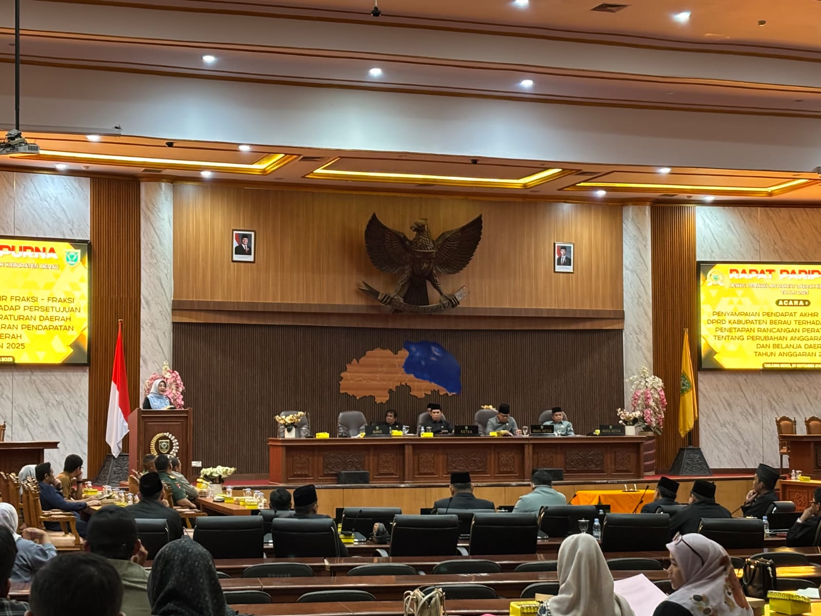 ILUSTRASI: Jumlah penduduk yang melampaui 300 ribu jiwa membuat alokasi kursi DPRD diproyeksikan bertambah pada Pemilu 2029. (IZZA/BP)