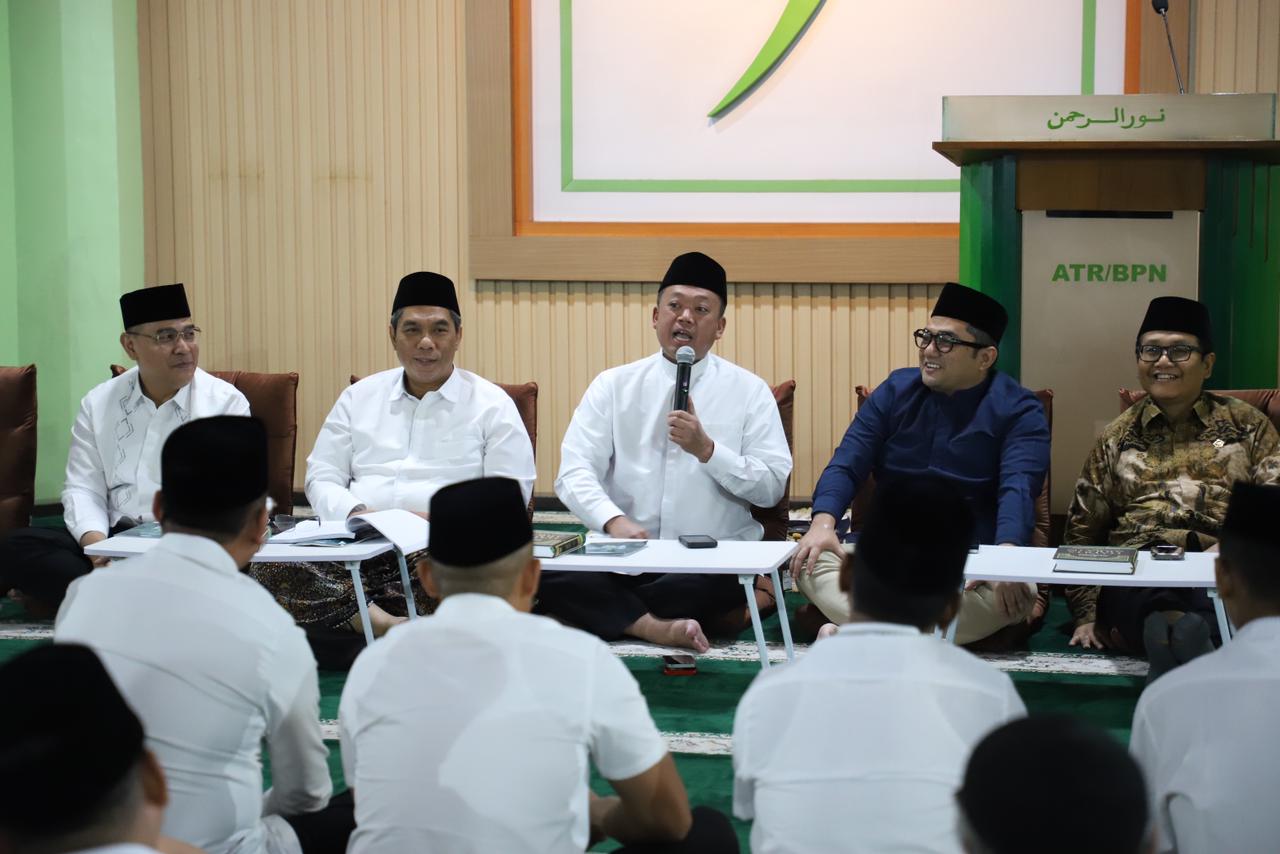Menteri ATR/Kepala BPN Nusron Wahid memberikan sambutan dalam acara Silaturahmi dan Buka Puasa Bersama di Masjid Nuurur Rahman, Jakarta, Kamis (26/02/2026). (KEMENTERIAN ATR/BPN)