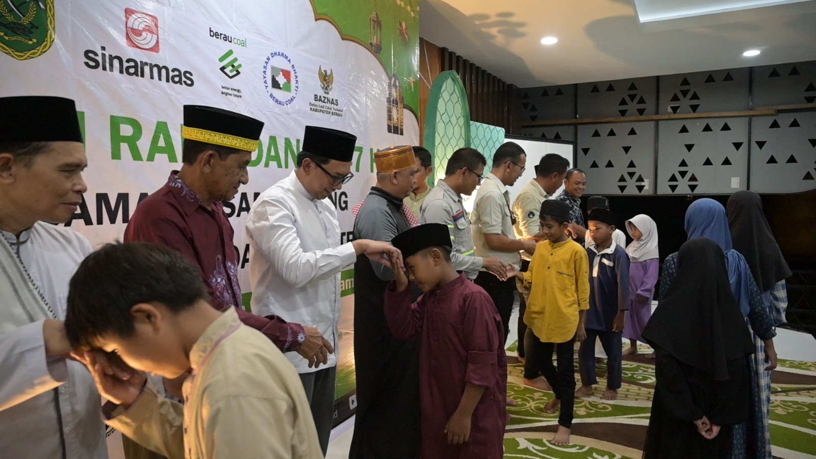 BERI SANTUNAN: Managemen PT  Berau Coal saat memberikan santunan pada acara Safari Ramadan di Kecamatan Sambaliung. (ARTA KUSUMA YUNANDA/BP)