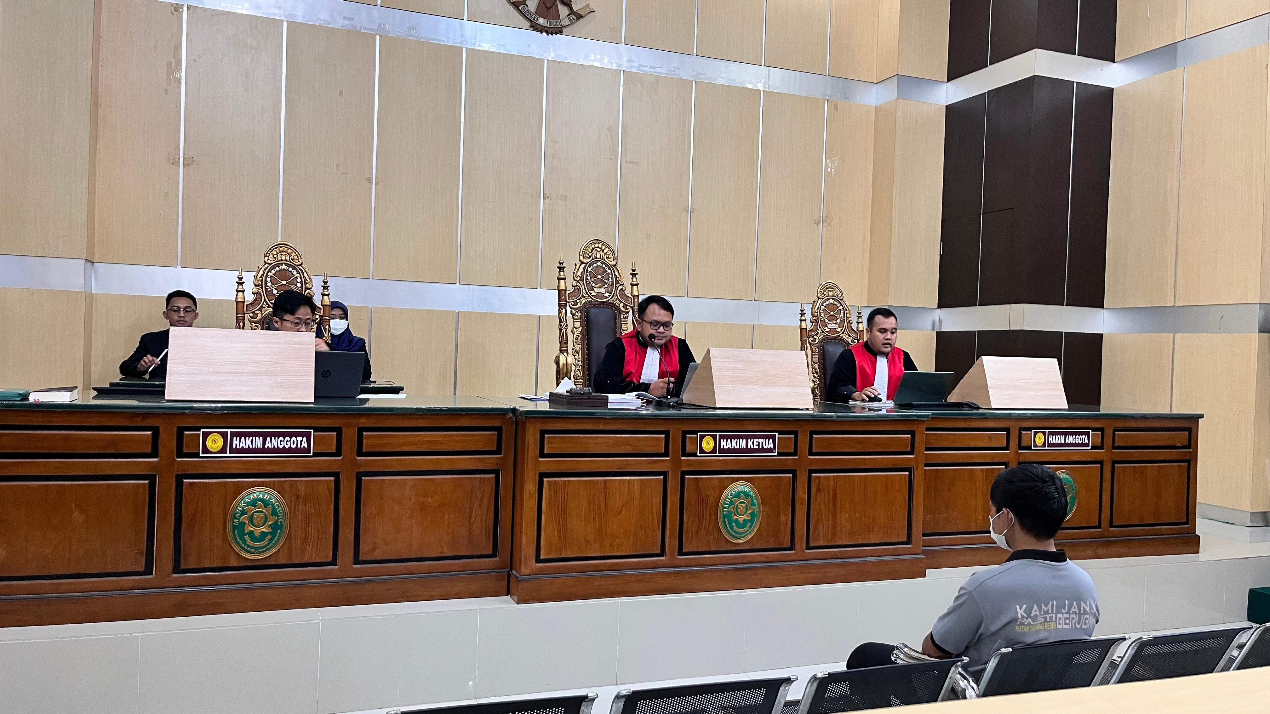 SIDANG: Terdakwa Julius saat mengikuti sidang di Pengadilan Negeri (PN) Tanjung Redeb. (BERAU POST)