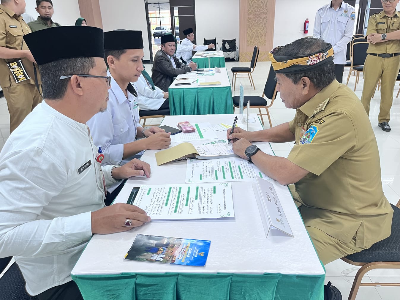 TUNAIKAN KEWAJIBAN: Gubernur Kaltara Zainal Arifin Paliwang menunaikan zakat melalui Baznas, Selasa (3/3). (FAISAL/HRK)