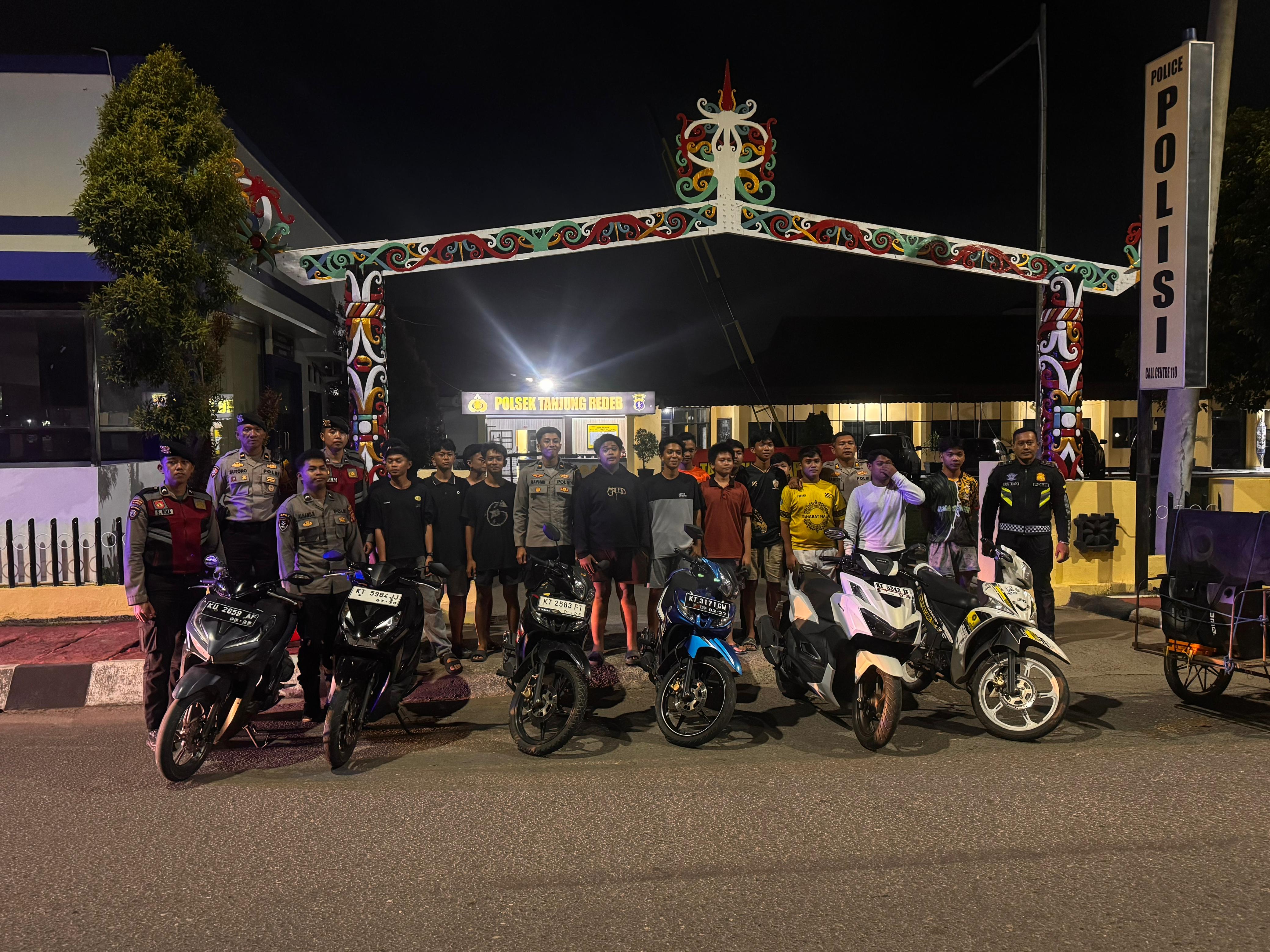 PEMBINAAN: Puluhan peserta SOTR yang yang masih di bawah umur terjaring Polres Berau. (BERAU POST)