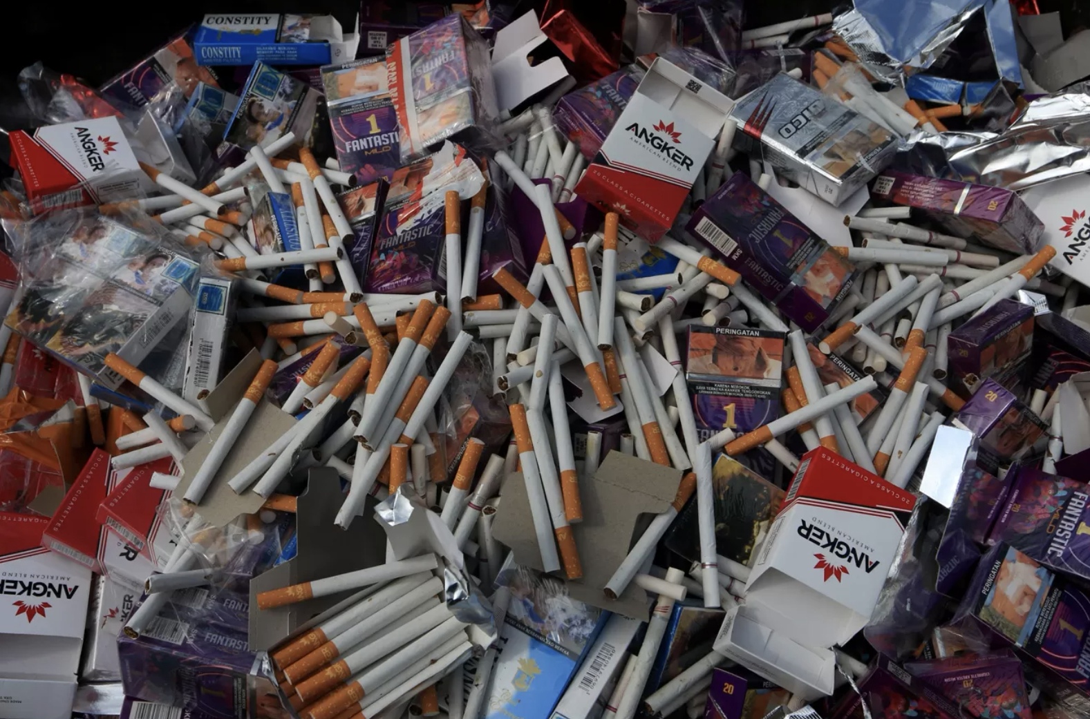 Ilustrasi rokok ilegal. (Nur Chamim/Jawa Pos Radar Semarang) 