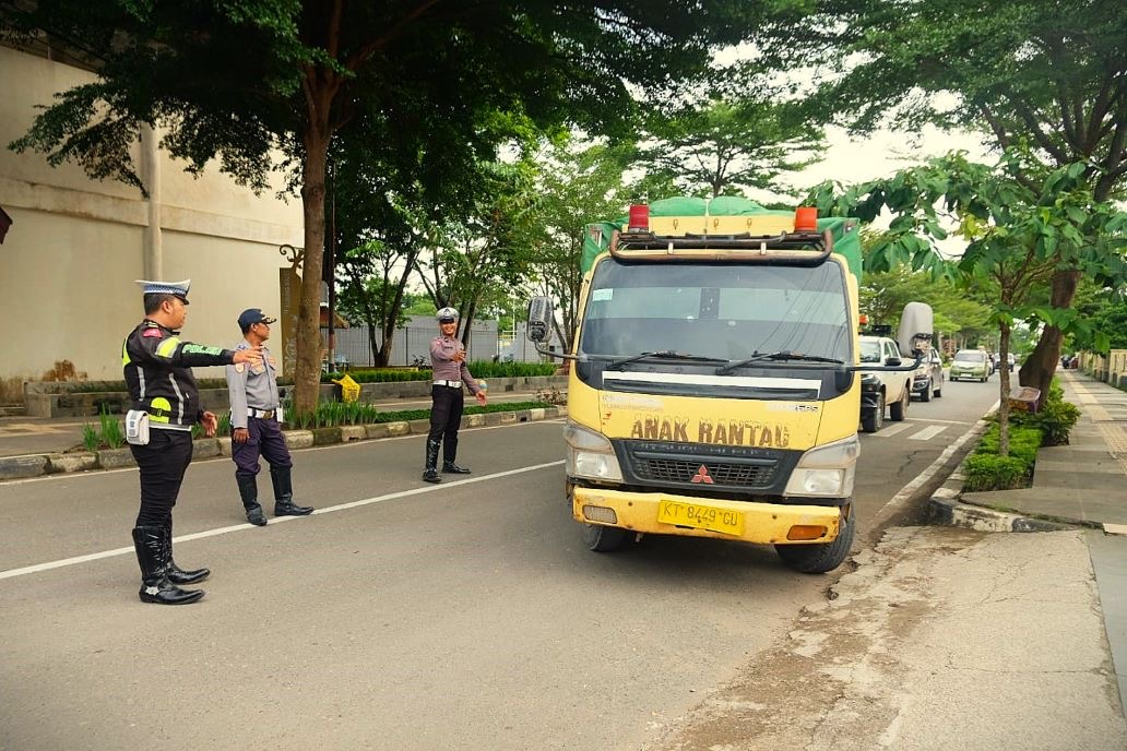 TERIMA LAPORAN: Satlantas akan terus melakukan pengamanan terhadap kendaraan bermuatan besar yang melintas di waktu yang tidak diperbolehkan. (ARTA KUSUMA YUNANDA/BP)