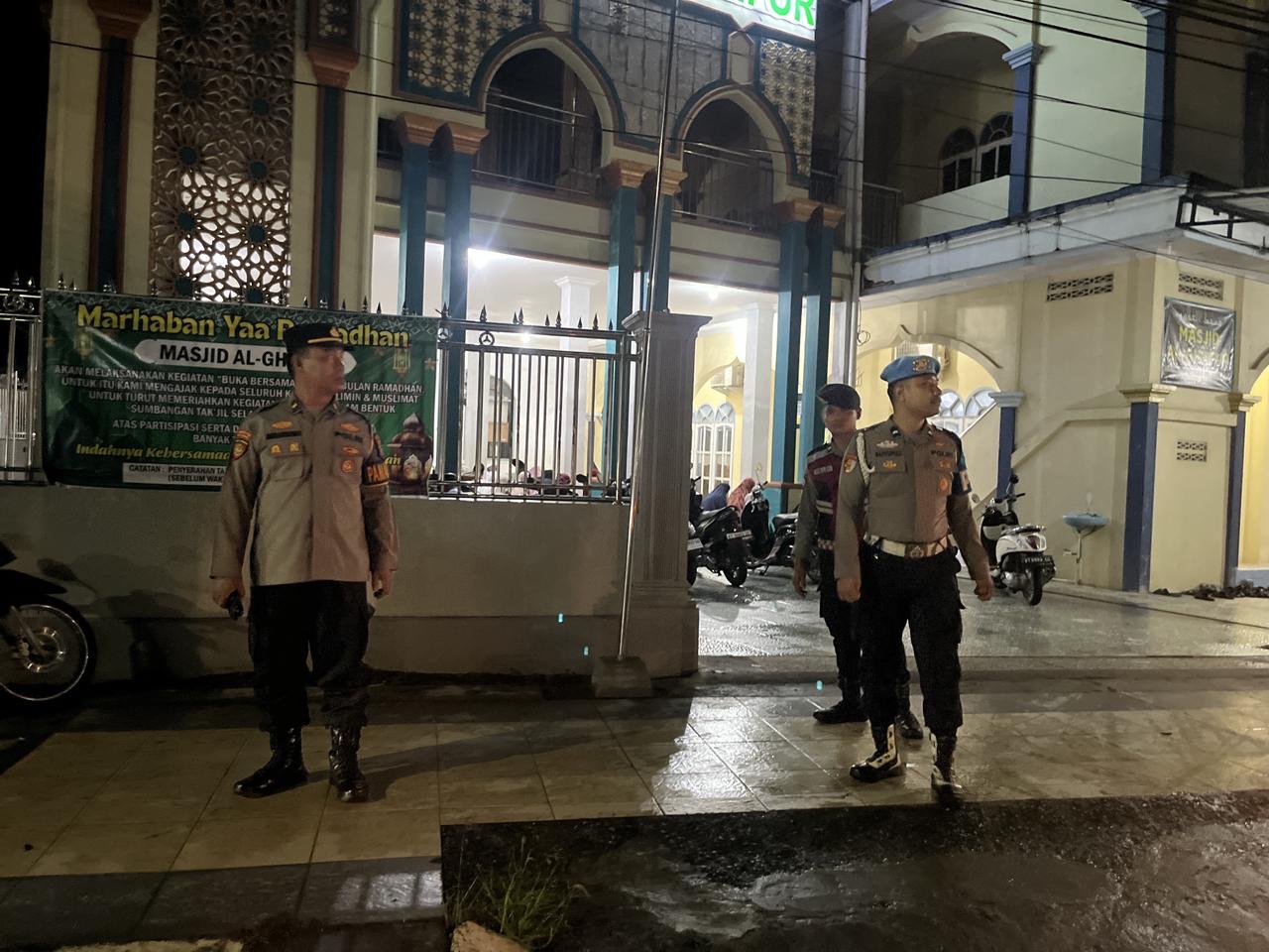 PATROLI: Personel Polres Berau saat melakukan patroli di depan masjid untuk memastikan ibadah aman dan lancar. (ARTA KUSUMA YUNANDA/BP)