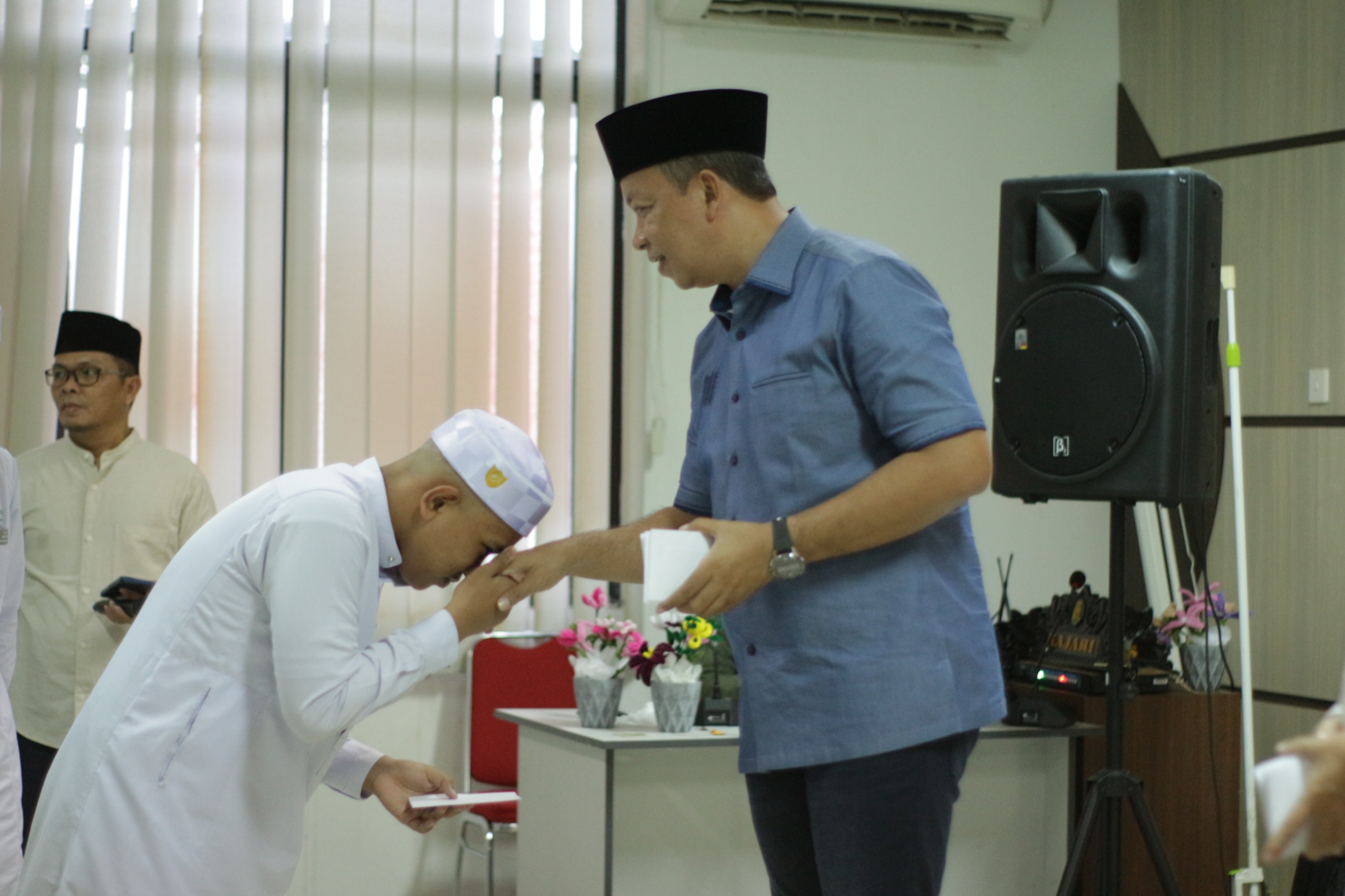 PERKUAT SILATURAHMI: Jajaran pengurus PWI Bersu bersama Kepala Kejaksaan Negeri (Kajari) Berau, Gusti Hamdani melaksanakan pembagian takjil bersama pada Selasa (3/3). (SENO/BP)