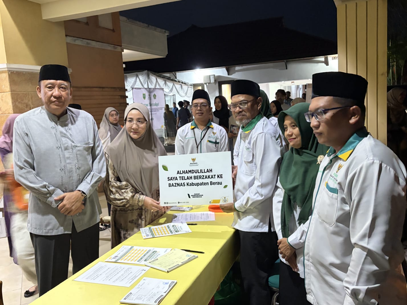TUNAIKAN ZAKAT: Bupati Berau, Sri Juniarsih, saat menunaikan zakat yang dihimpun oleh Baznas Berau, di Balai Mufakat, Senin (2/3). (IZZA/BP)