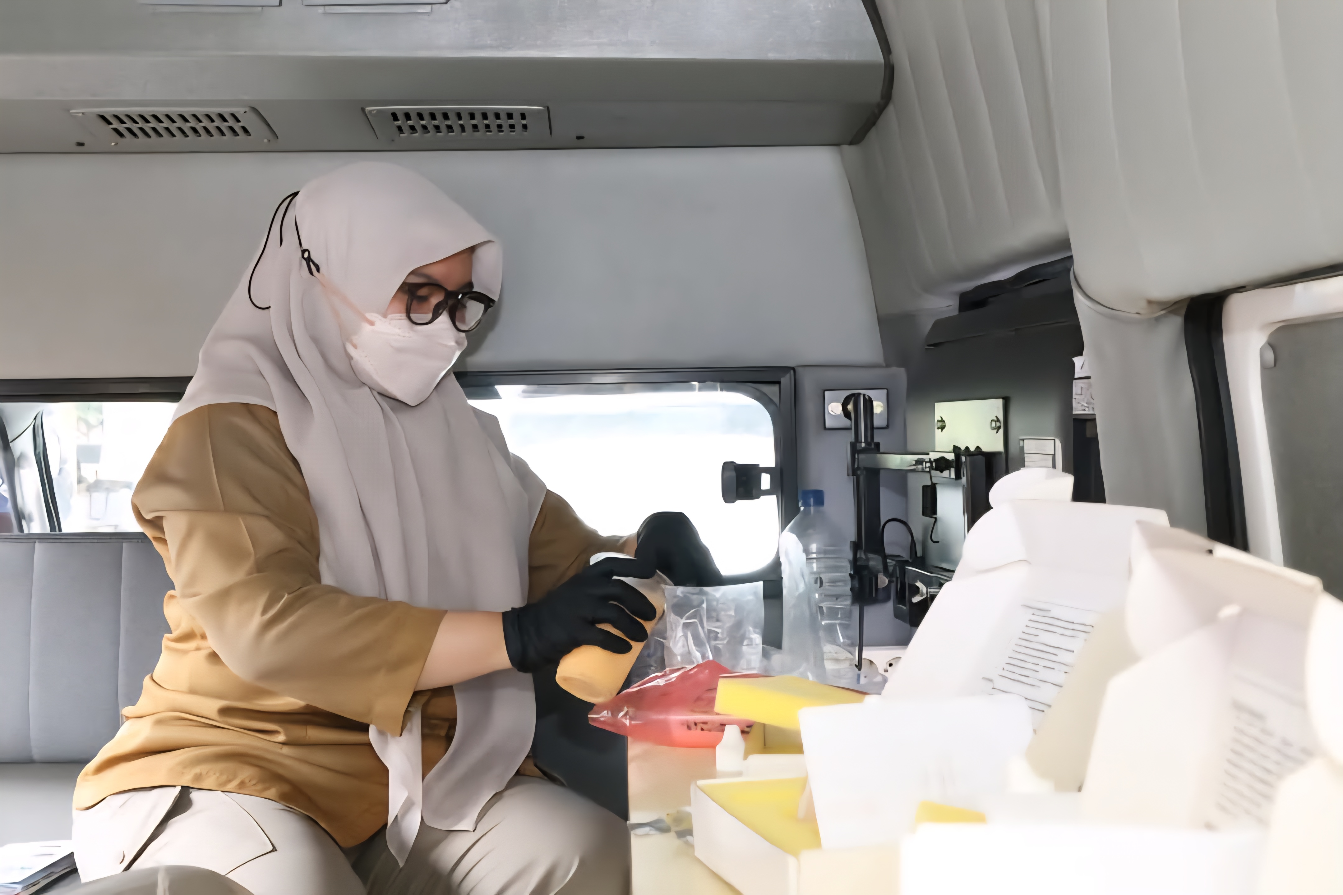  UJI SAMPEL TAKJIL: Tim BPOM Tarakan lakukan uji sampel takjil di Pasar Ramadan Sebengkok, Rabu (4/3). (SEPTIAN ASMADI/HRK)