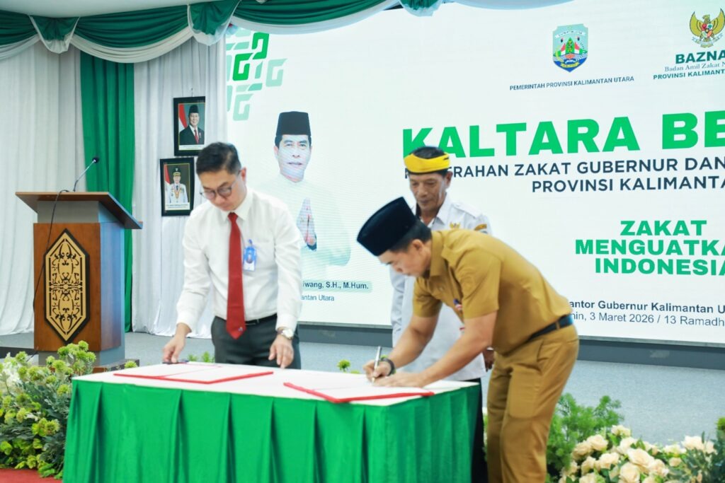BERZAKAT: Sekprov Kaltara Denny Harianto lakukan penandatanganan serah terima Zakat Profesi dari PT BPD Kaltimtara periode Januari&mdash;Desember 2025. (DKISP KALTARA)