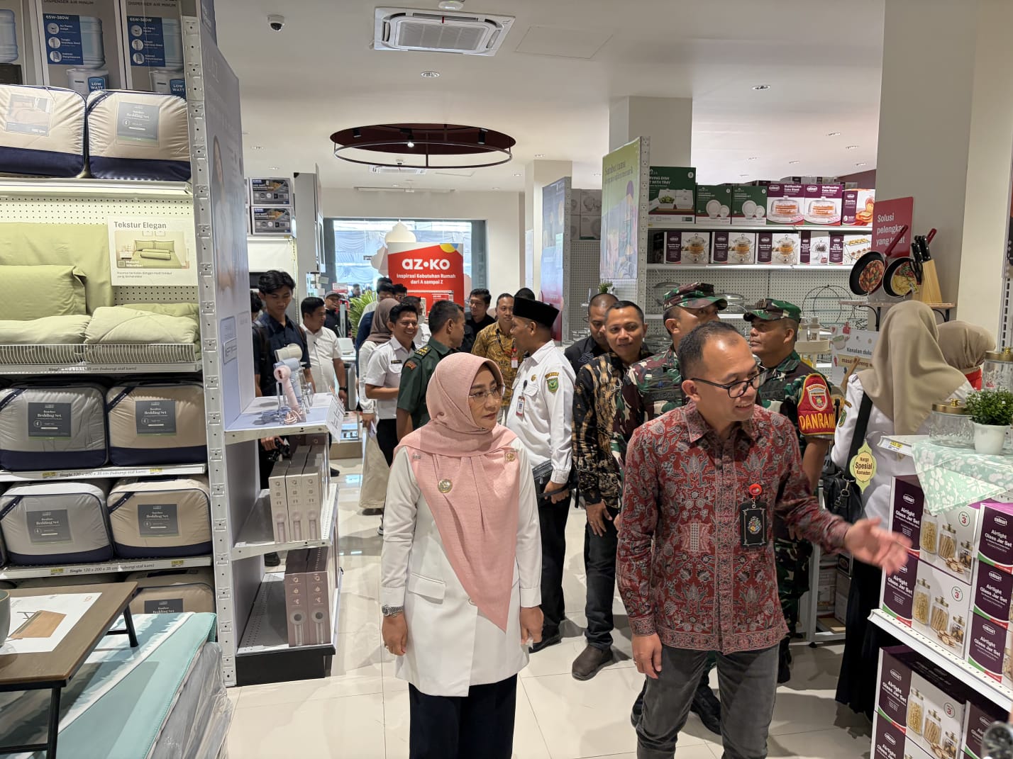 DIBUKA: Bupati Berau Sri Juniarsih saat berkeliling di toko AZKO yang berada di Jalan Sudirman, Tanjung Redeb, kemarin. (IZZA/BP)