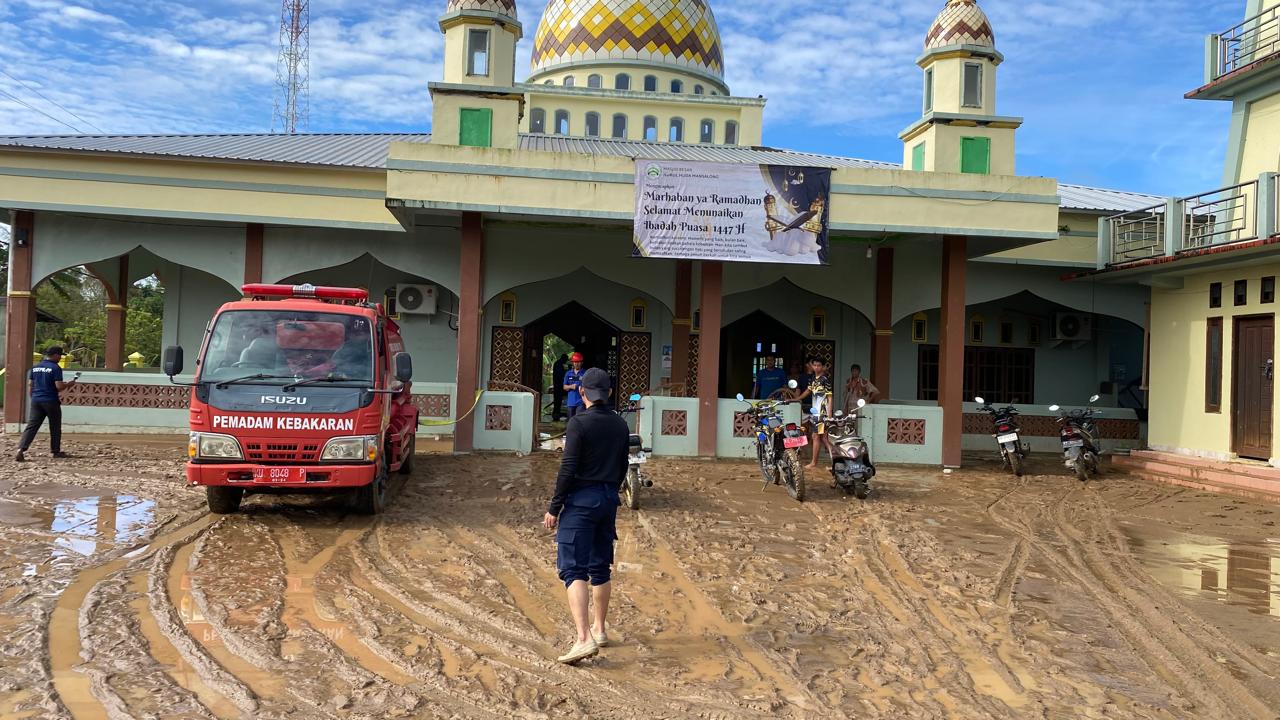 DAMPAK BANJIR: Pembersihan sisa-sisa banjir di permukiman dan fasilitas umum. Status tanggap darurat masih diberlakukan hingga 8 Maret 2026. (BPBD KALTARA UNTUK HRK)