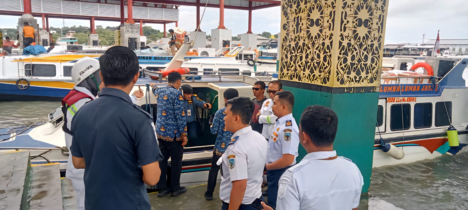 RAMP CHECK: Petugas gabungan melakukan pemasangan stiker laik berlayar dan ramp check di Pelabuhan Tengkayu I Tarakan, Kamis (5/3). (SEPTIAN ASMADI/HRK)