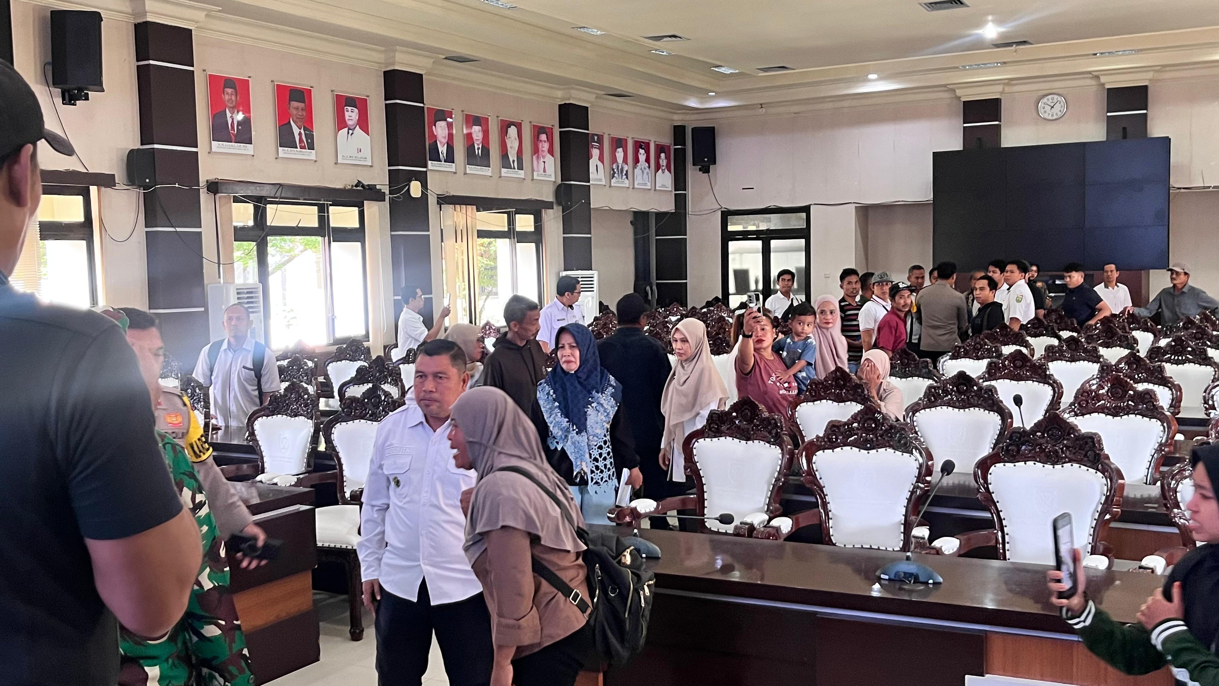 BERSITEGANG: Kakam Biatan Ilir, Abdul Hafid bersama warga lainnya emosi akibat bupati tidak hadir dalam pembahasan tapal batas. (BERAU POST)
