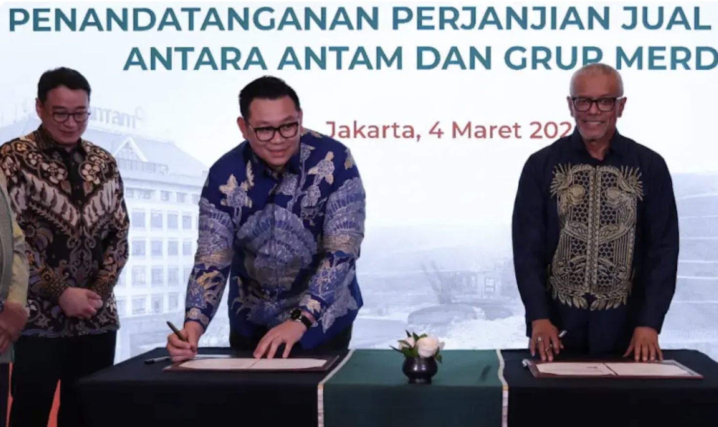 Penandatanganan perjanjian jual beli antara ANTAM dan Grup Merdeka. (Ilham Wancoko/Jawa Pos)