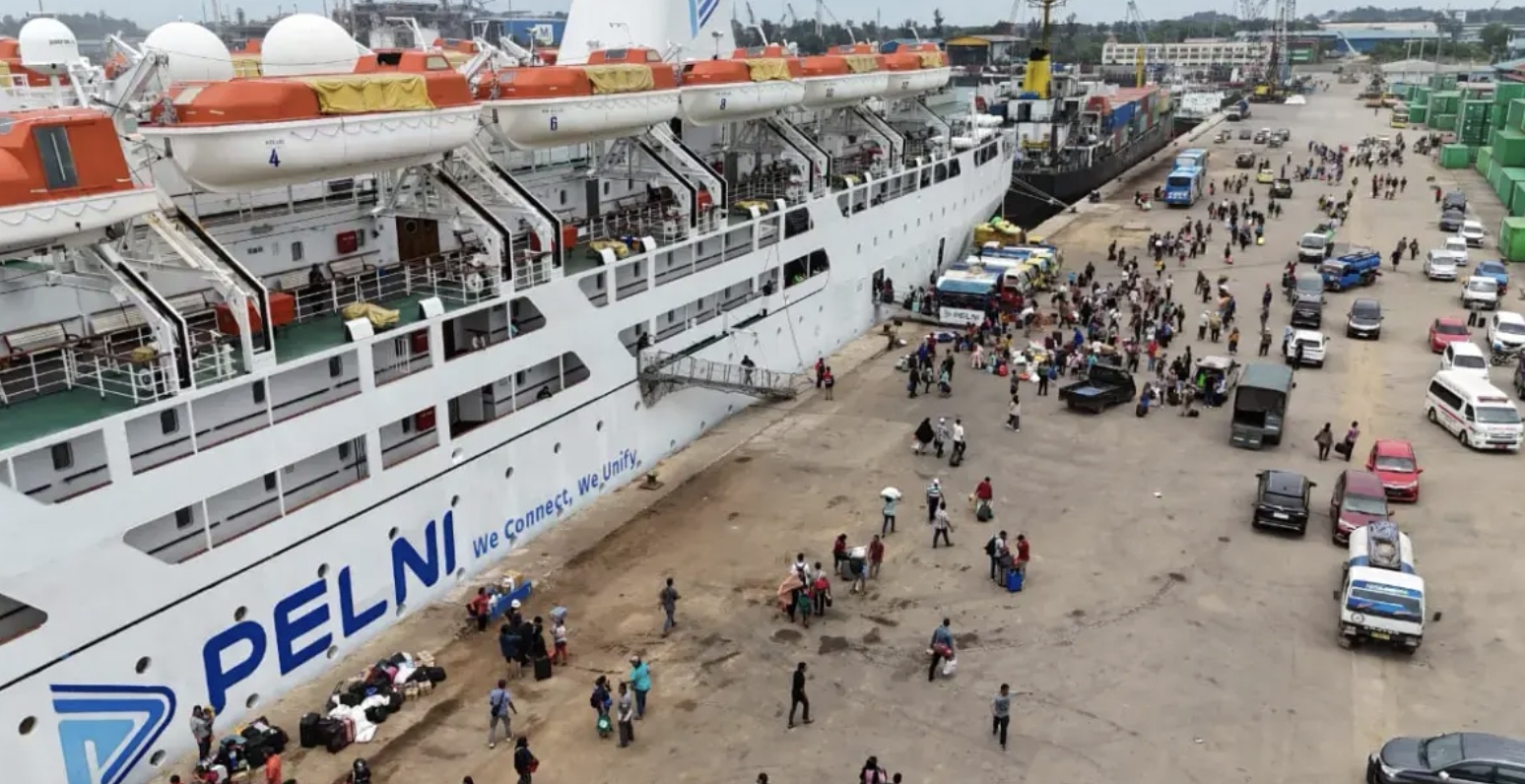 Kapal Pelni saat melayani penumpang selama Libur Nataru. (Dok. Pelni)