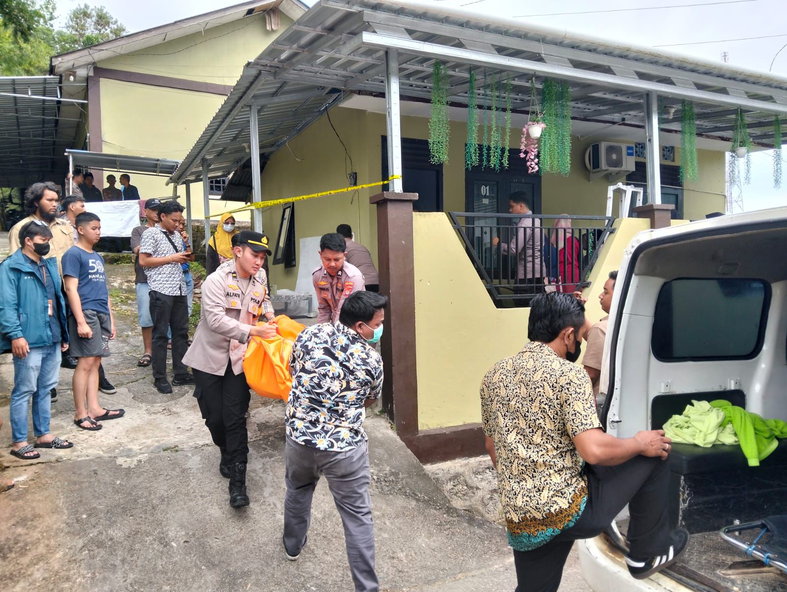 EVAKUASI: Polisi melakukan evakuasi korban meninggal dunia di Kelurahan Sebengkok, Tarakan Tengah, Kamis (5/3). (POLRES TARAKAN UNTUK HRK)